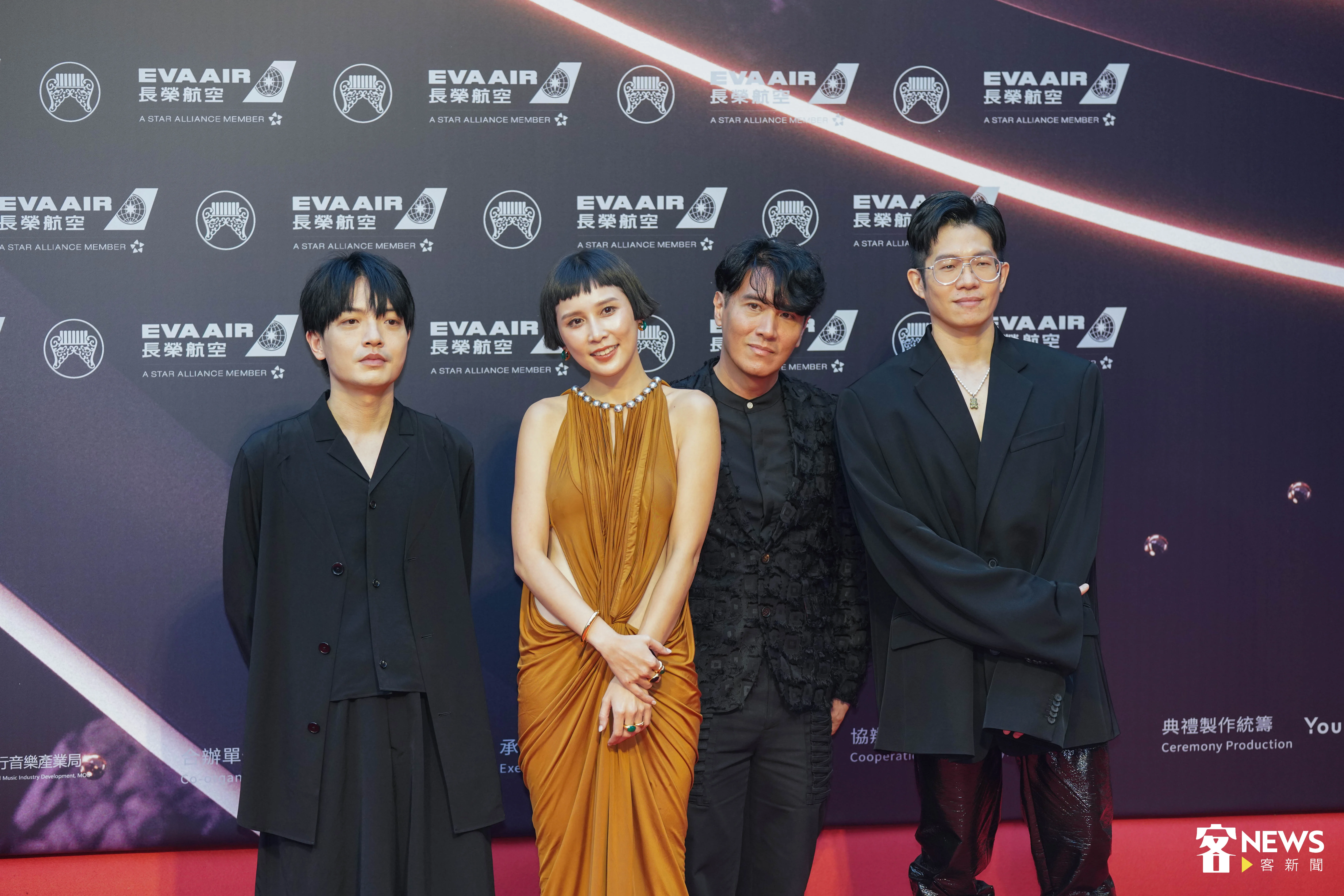 葉穎（左二）以皺褶鏤空土黃大地色禮服，與專輯製作人 黃少雍、Chunho、編曲家尊室安三人陪同。宋佩遙攝