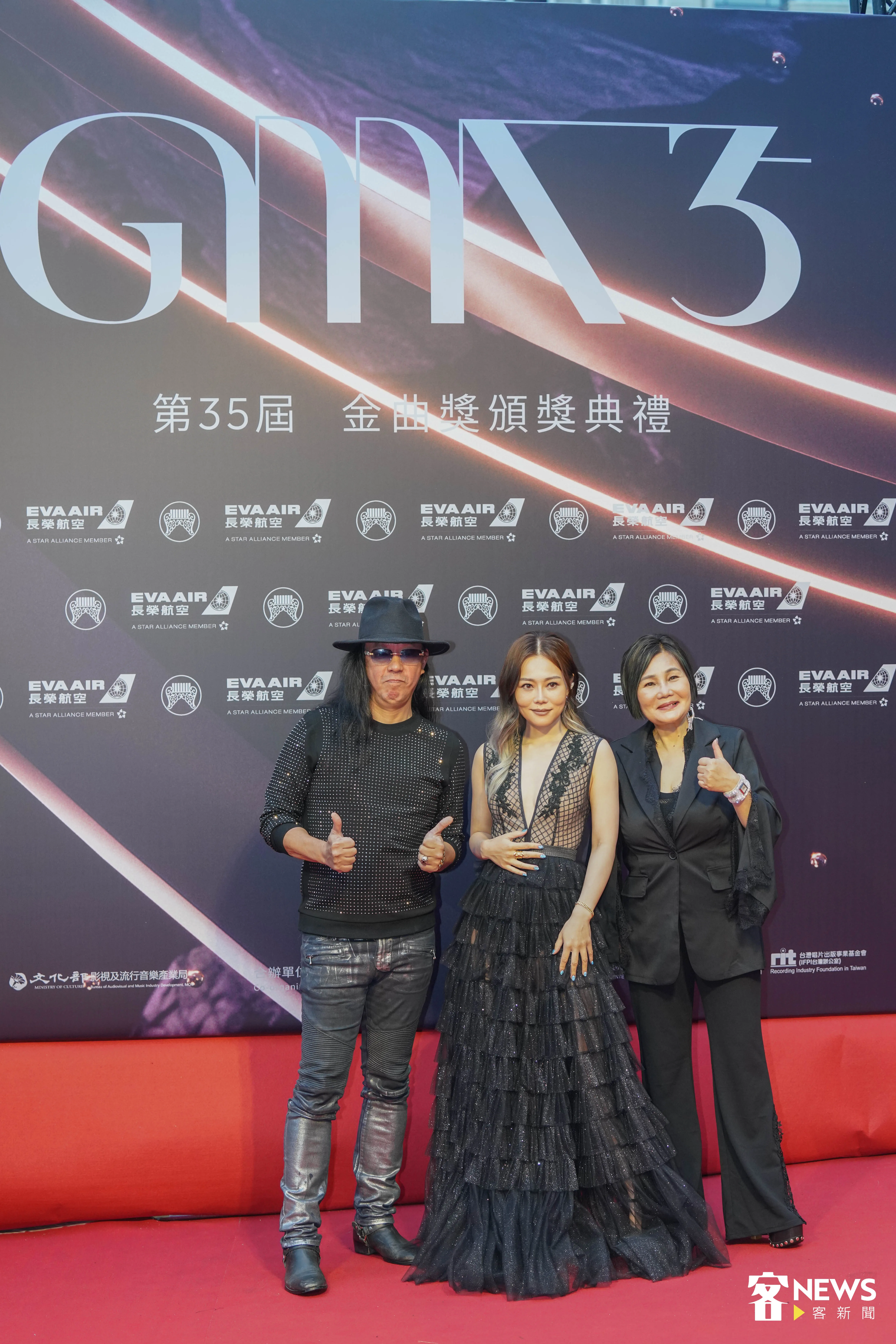 林沛蕎（中）以黑色「輕禮服」上下身拆開款式設計，並和她的母親客家金曲歌后官靈芝（右）、DJ大衛（左）陪同走紅毯。宋佩遙攝