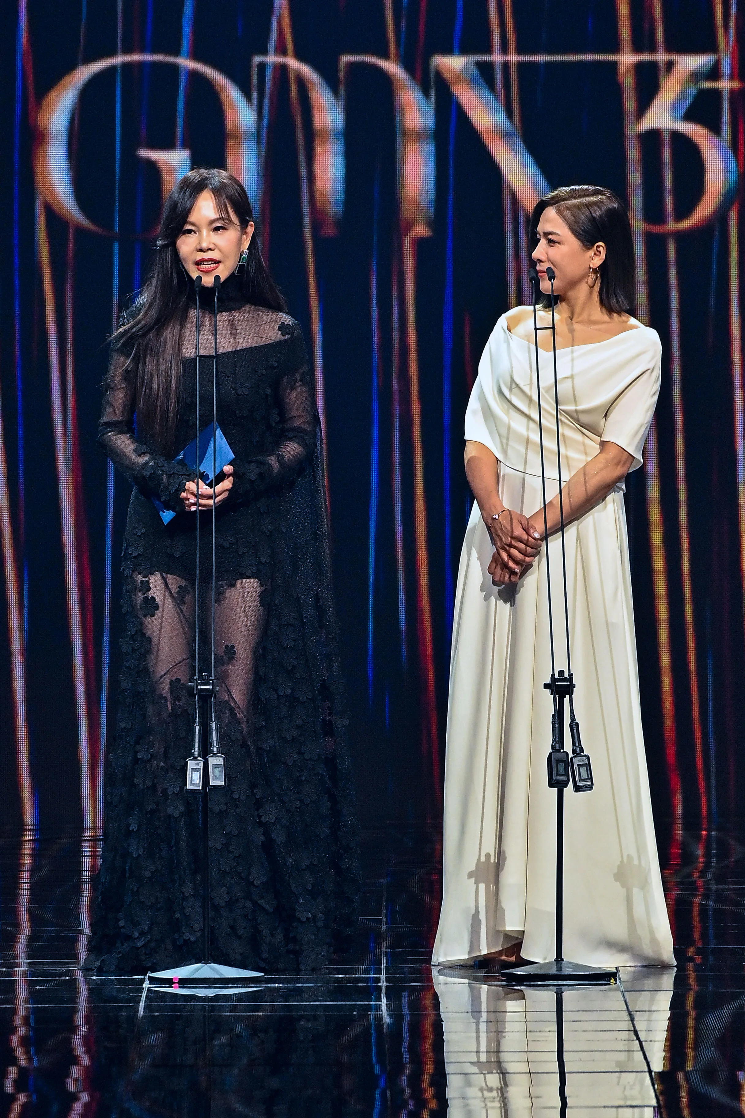 去年金曲獎最佳客語歌手獎得主彭佳慧（左）以及歌手江美琪頒發金曲客語獎項。台視提供