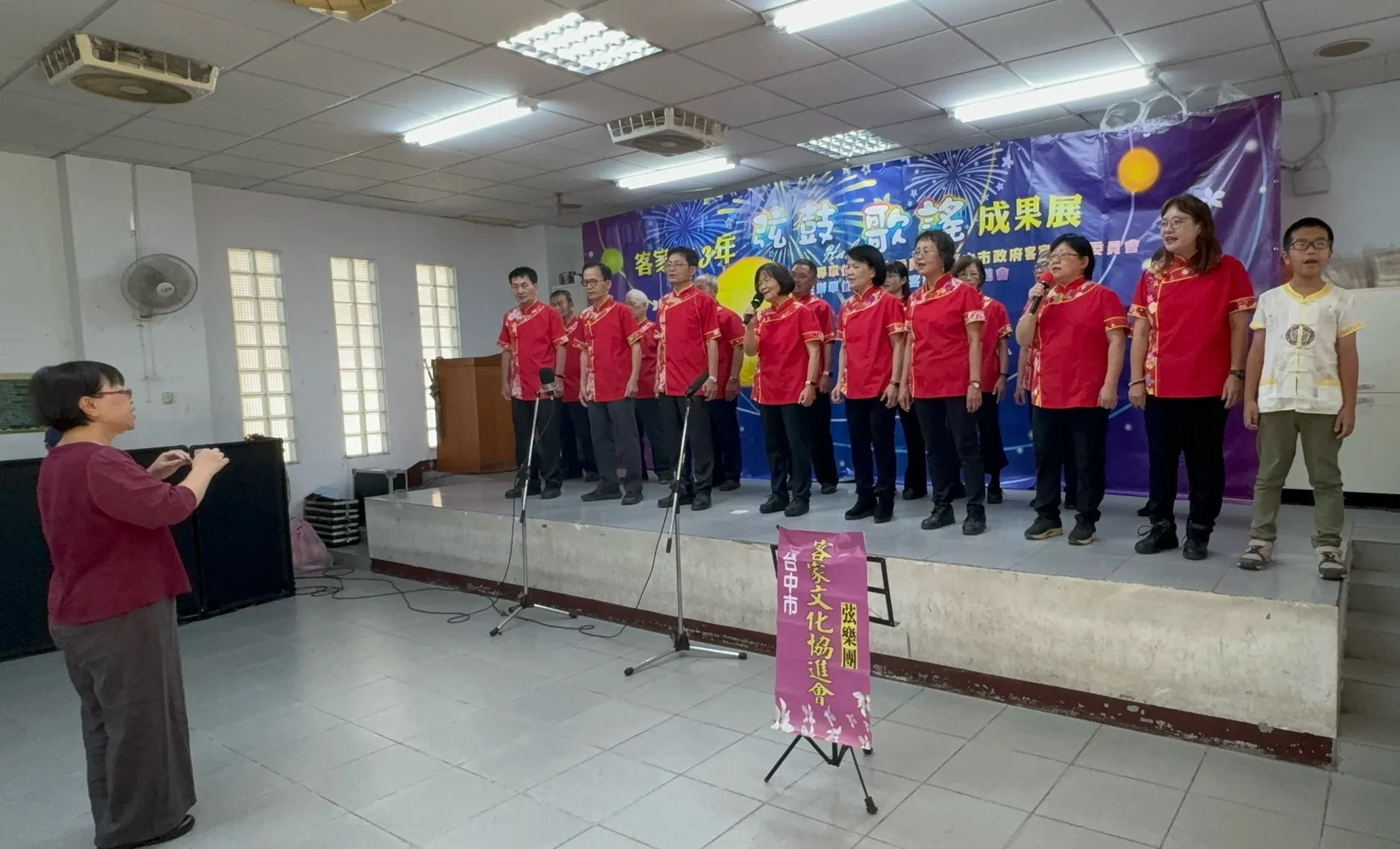 鄭淑雲薪傳師教導大家唱邱廉欽製作的歌曲〈月光光123〉。台中市政府提供