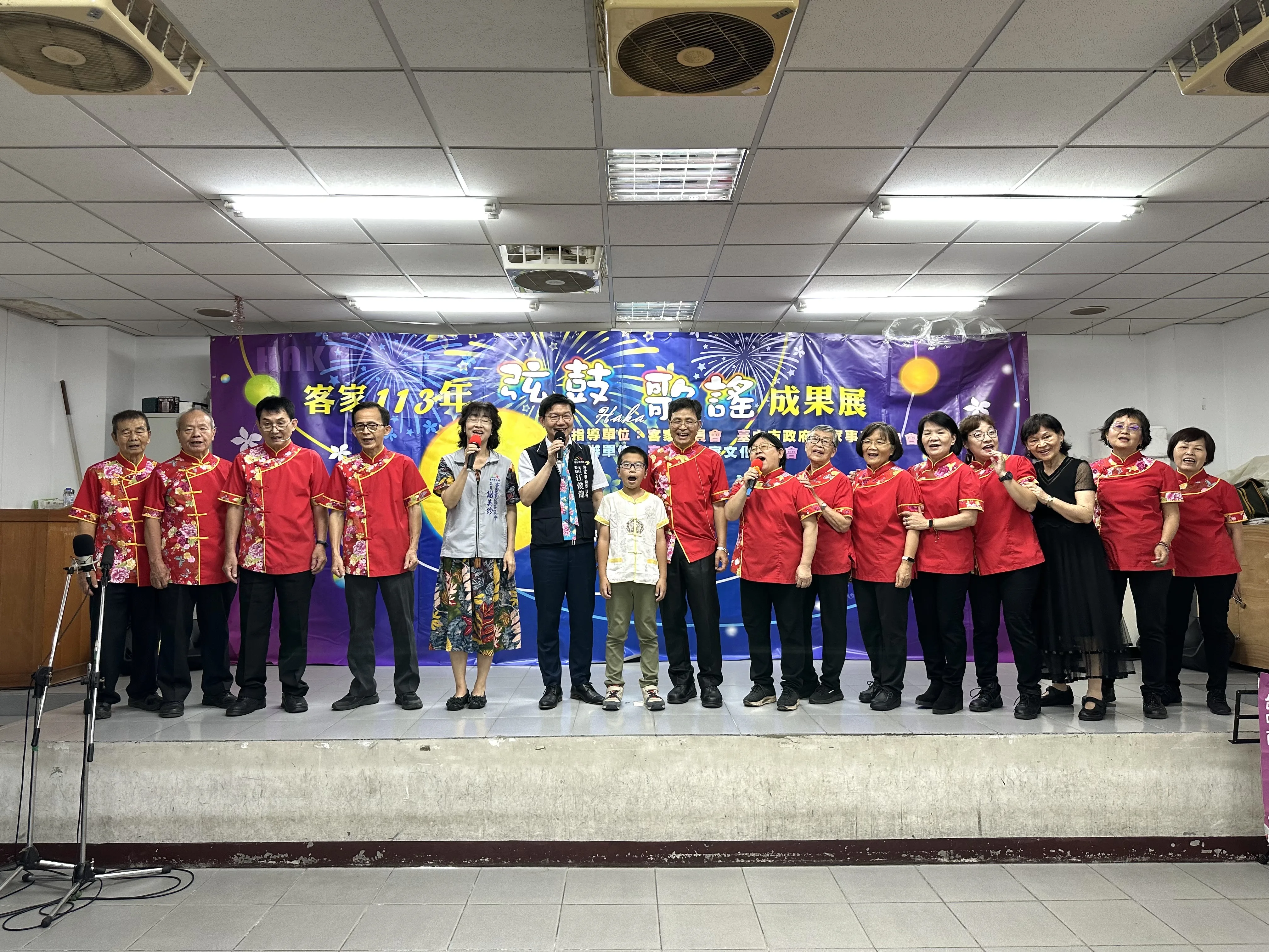 台中市客委會主委江俊龍與鄉親一起同唱〈月光光123〉。台中市政府提供