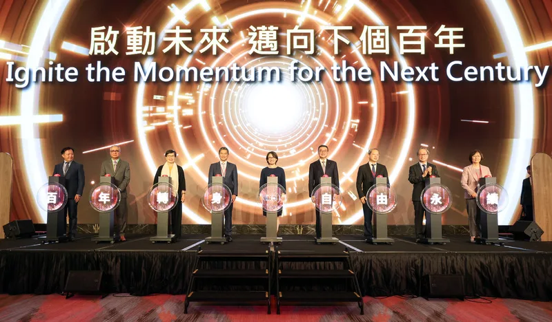 右起中央社長曾嬿卿、文化部長李遠、行政院秘書長龔明鑫、行政院長卓榮泰、副總統蕭美琴、中央社董事長李永得、總統府資政葉菊蘭、印度新聞信託社（PTI）執行長兼總編輯約希（Vijay Joshi）及中央社常務監事邱晃泉一同按下紅色按鈕，象徵替中央社百年社慶進行新猷儀式。