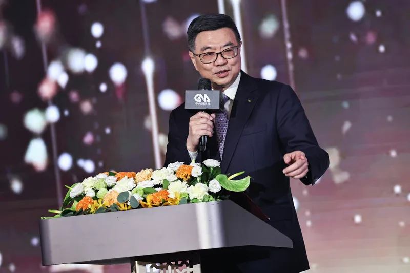 行政院長卓榮泰致詞，期許包含中央社在內的媒體與政治工作者，透過新技術與力量，絕對不讓任何力量摧毀新聞自由，也絕不讓不民主的任何力量破壞民主憲政。中央社