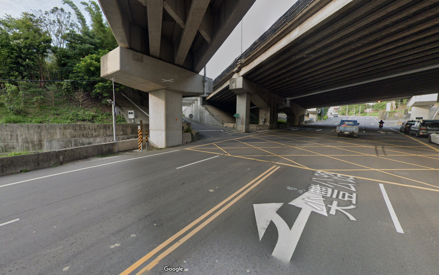 國道1號頭屋交流道出口往苗栗市方向、台13線24.2公里處的固定式測速照相桿,上半年取締違規超速4649件,為縣內測速照相「桿王」。翻攝Google Map