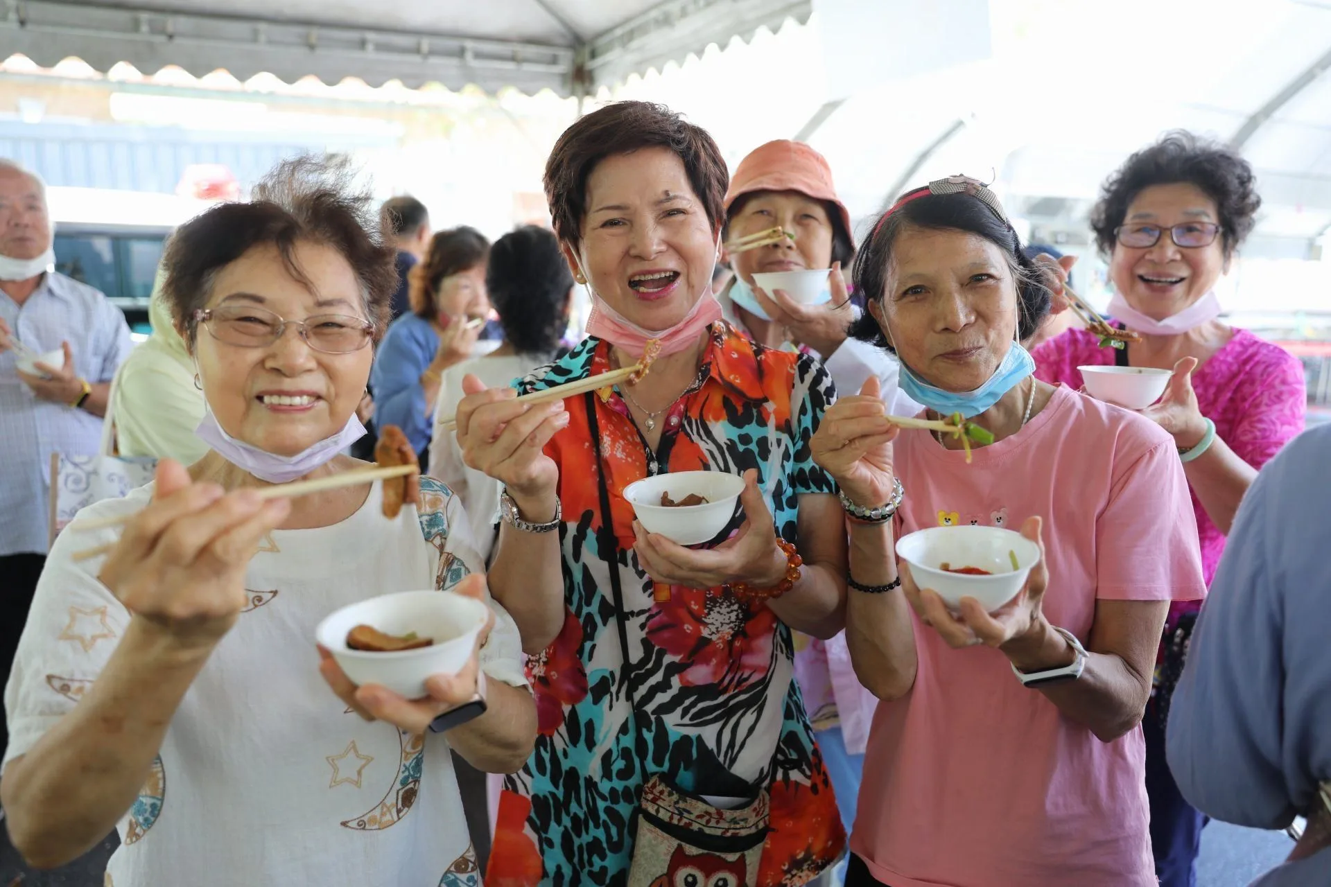品嘗各組美味的客家小炒料理,婆婆媽媽們臉上皆掛滿幸福笑容。花蓮縣政府提供