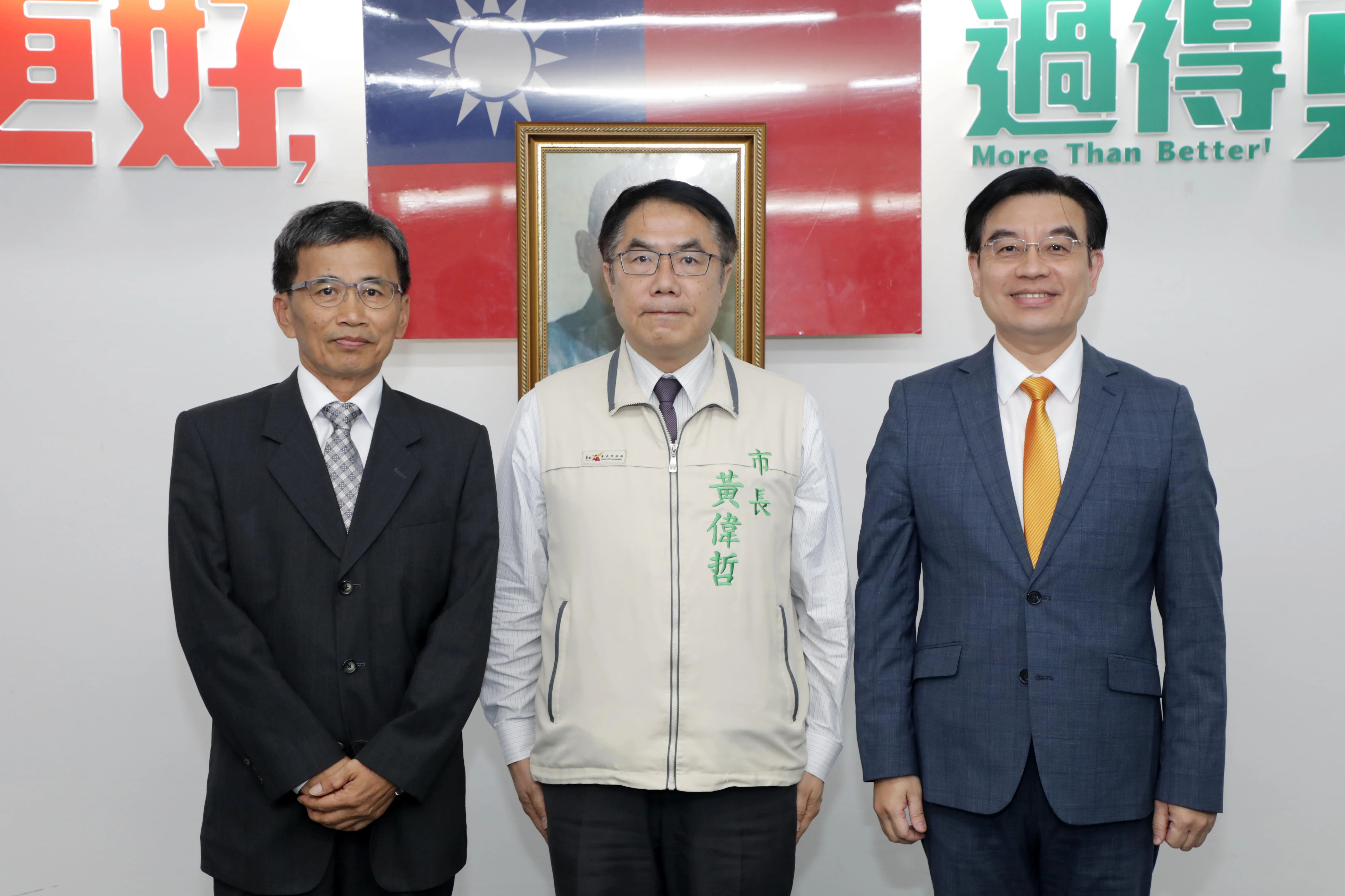 黃偉哲（中）延攬陳新裕（左）接任台南市客委會主委、蒙志成（右）接任研考會主委，。圖／台南市府