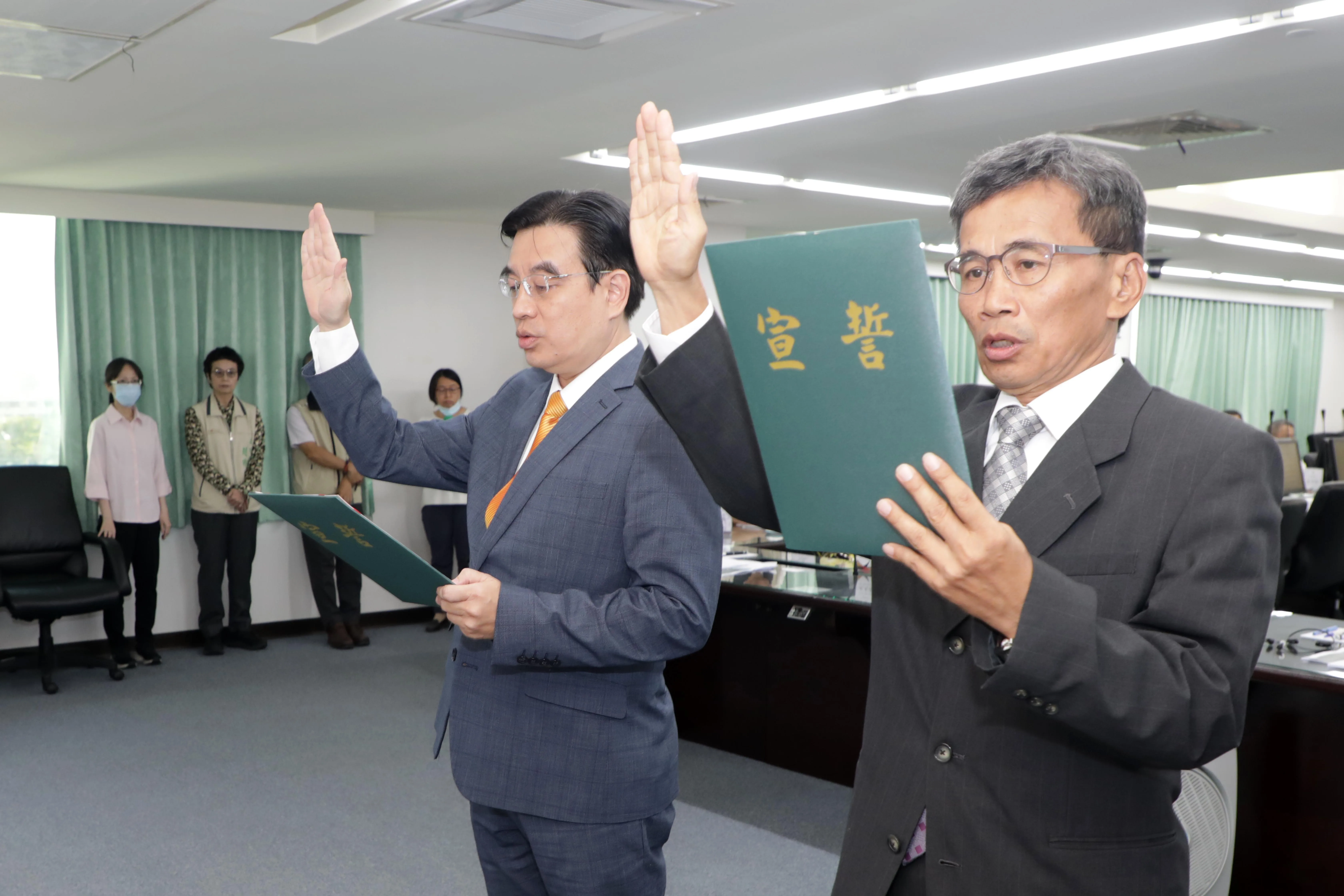 陳新裕（右）接任台南市客委會主委、蒙志成（左）接任研考會主委，並於7月2日由台南市長黃偉哲擔任監誓人，兩人宣誓就職。圖／台南市府