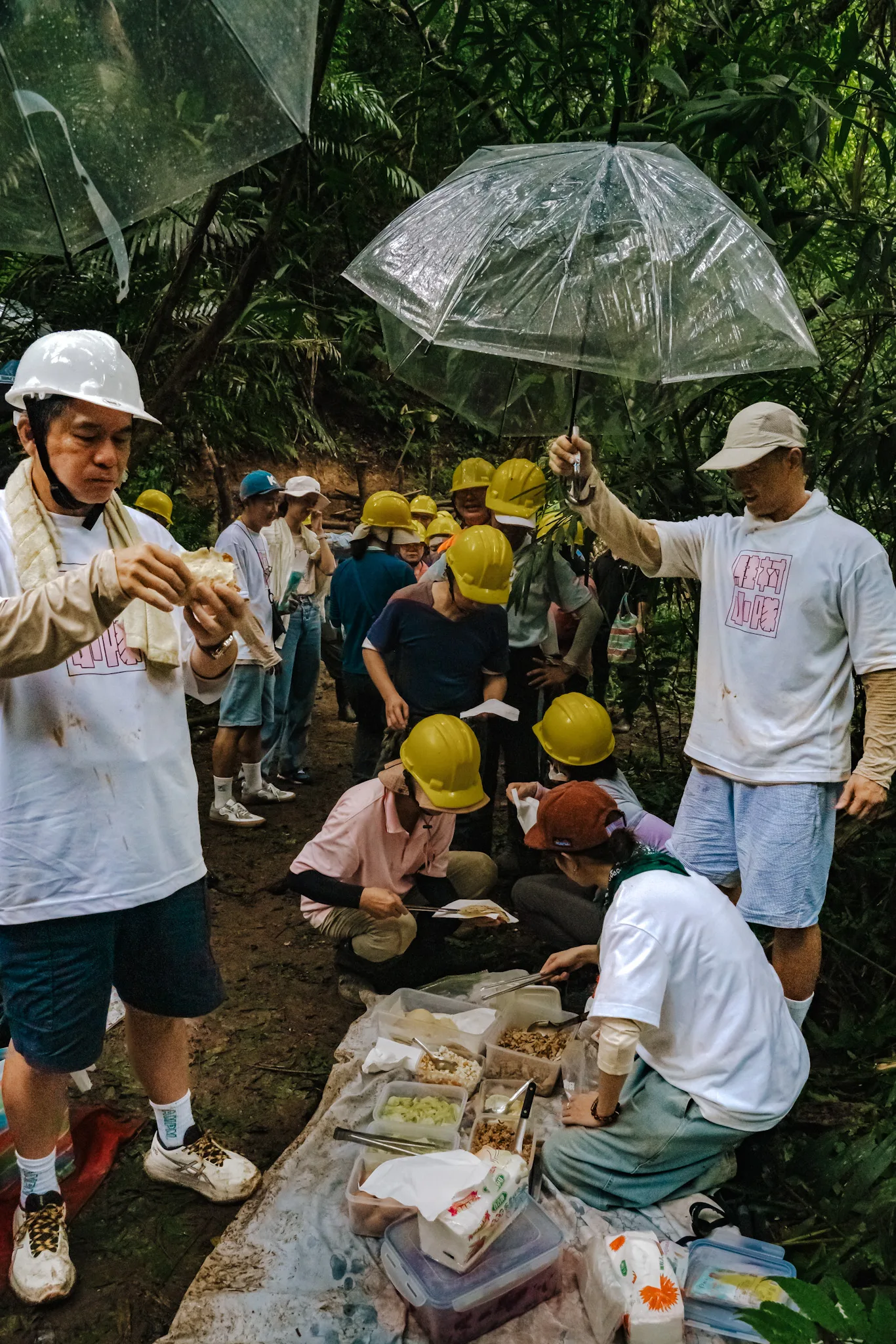 修復古道克難用的餐環境。客家電視提供