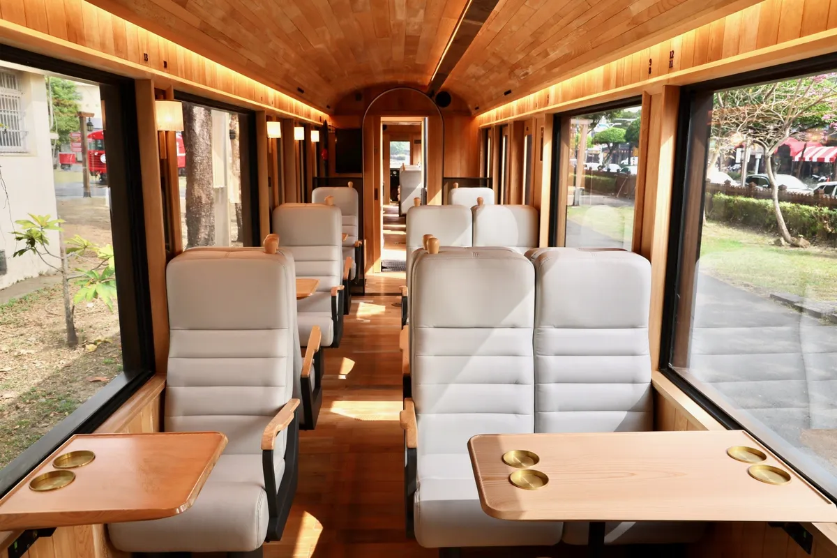「福森號」車廂內裝柔和典雅，有「移動美術館」之譽。阿里山林業鐵路及文化資產管理處提供