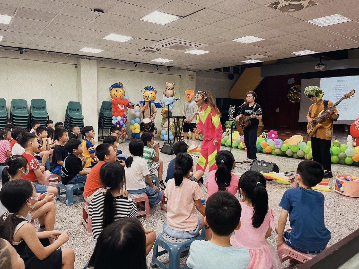 《伯婆，怎麼粄》是一部客家音樂戲劇，以互動表演引領孩子們學習簡單的客家詞彙，並認識客家粄食文化與義民精神。新竹市文化局提供