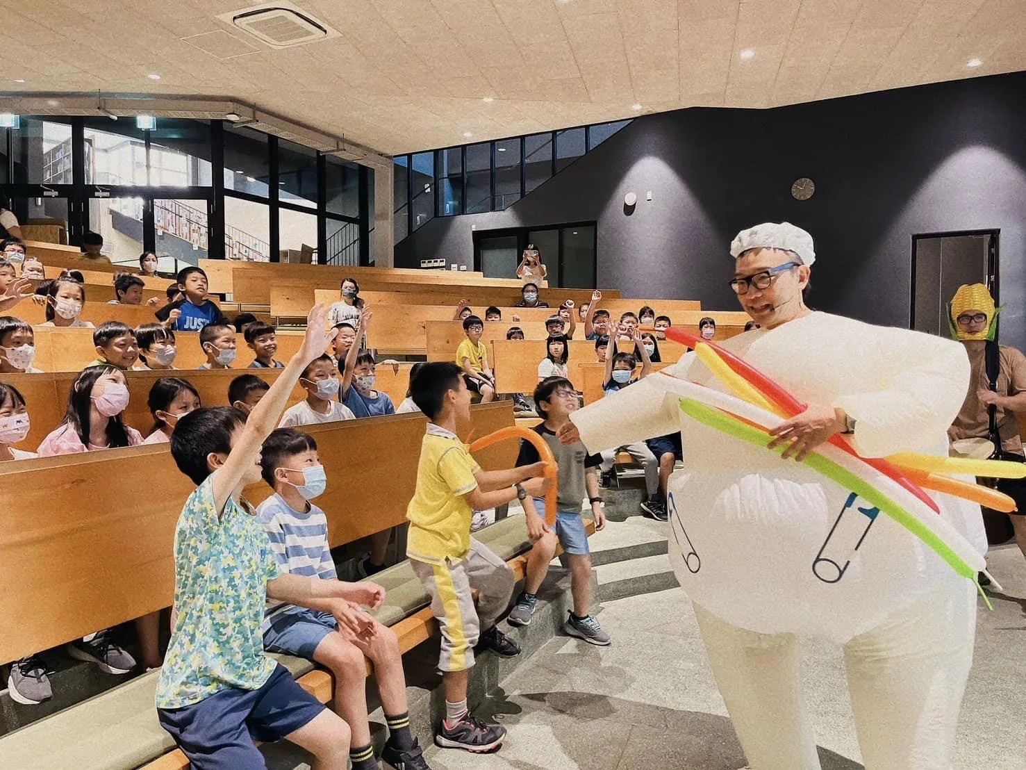 搖滾樂團「黃子軒與山平快」化身「唱跳哥哥」組合，為孩子打造輕鬆活潑的客語學習環境。新竹市文化局提供