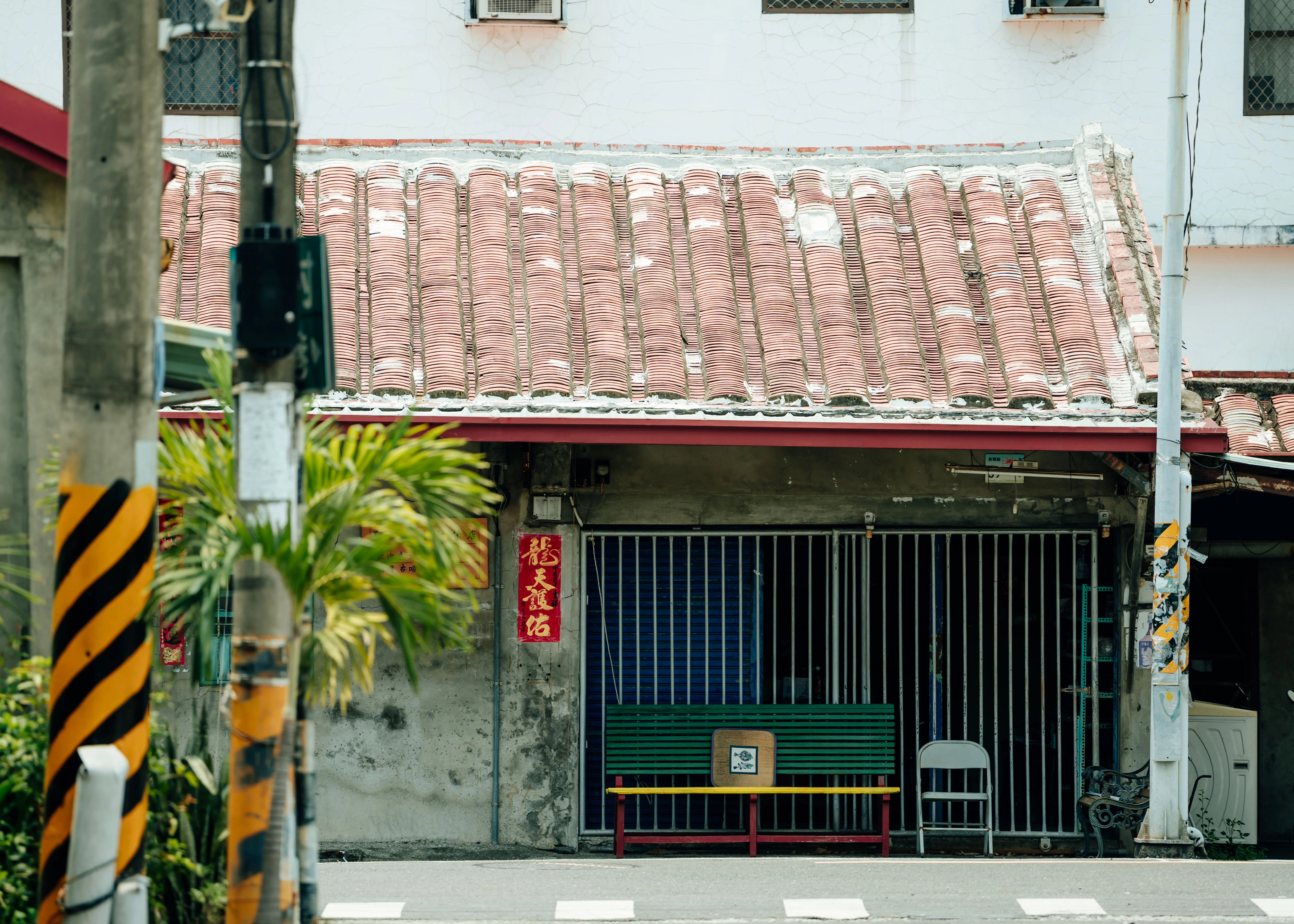 顏志文創作取材自家鄉,也寫過新埤「阿樹哥的雜貨店」。陳建豪攝