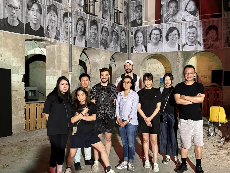 駐法國台灣文化中心主任胡晴舫(前右4)、Plan b創辦人游適任(右1)、執行長陳韻竹(右3)、JR團隊專案經理克利潘(左3)與厄勒蒙(後)於外亞開幕前夕晚間9時後執行「Inside Out計畫-台灣人的臉」直到清晨,兩個晚上完工。中央社