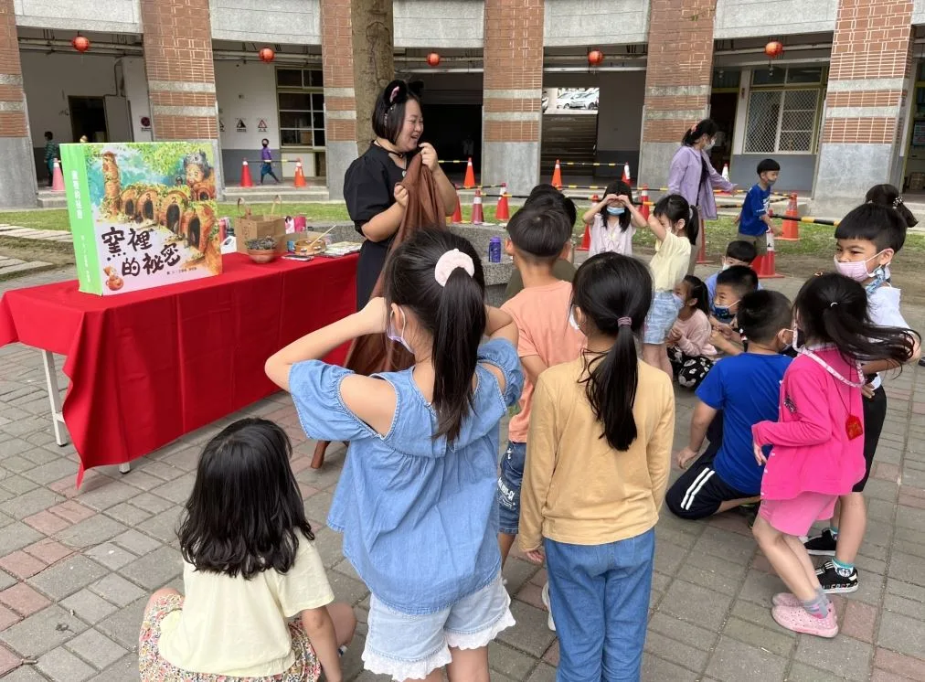 孩子們開心聆聽客語故事。苗栗縣政府提供