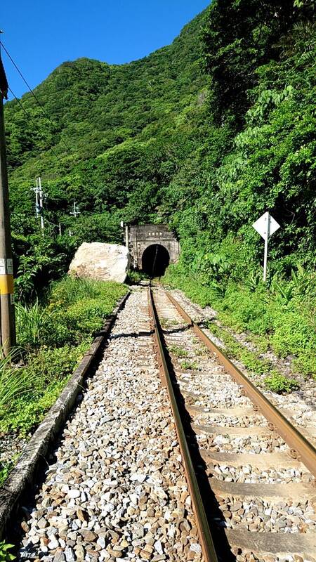 巨石砸鋼軌路段搶通　台鐵和仁-崇德恢復雙線行駛
