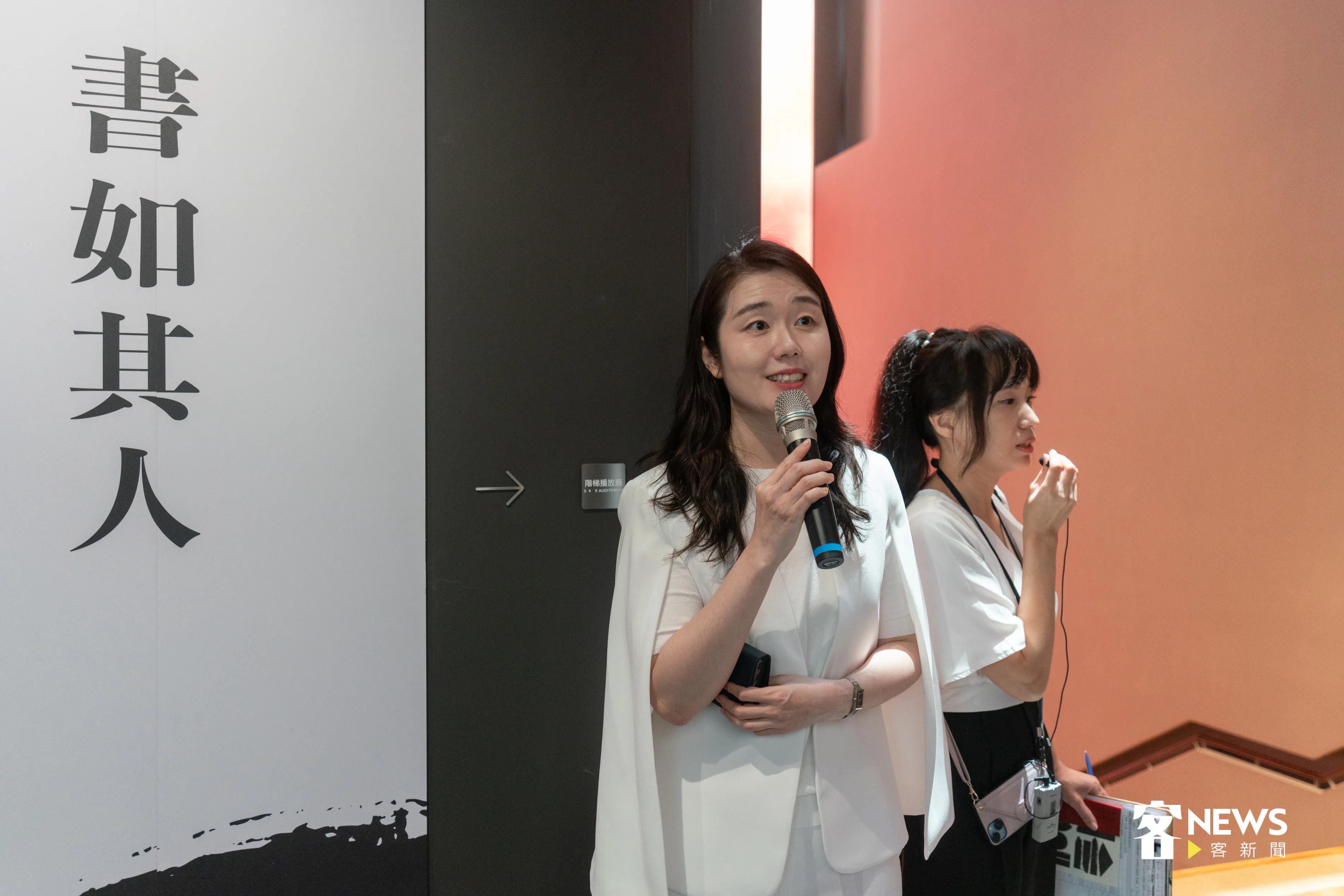策展人裴原正以韓文導覽講解,現場也有同步翻譯。洪俊傑攝
