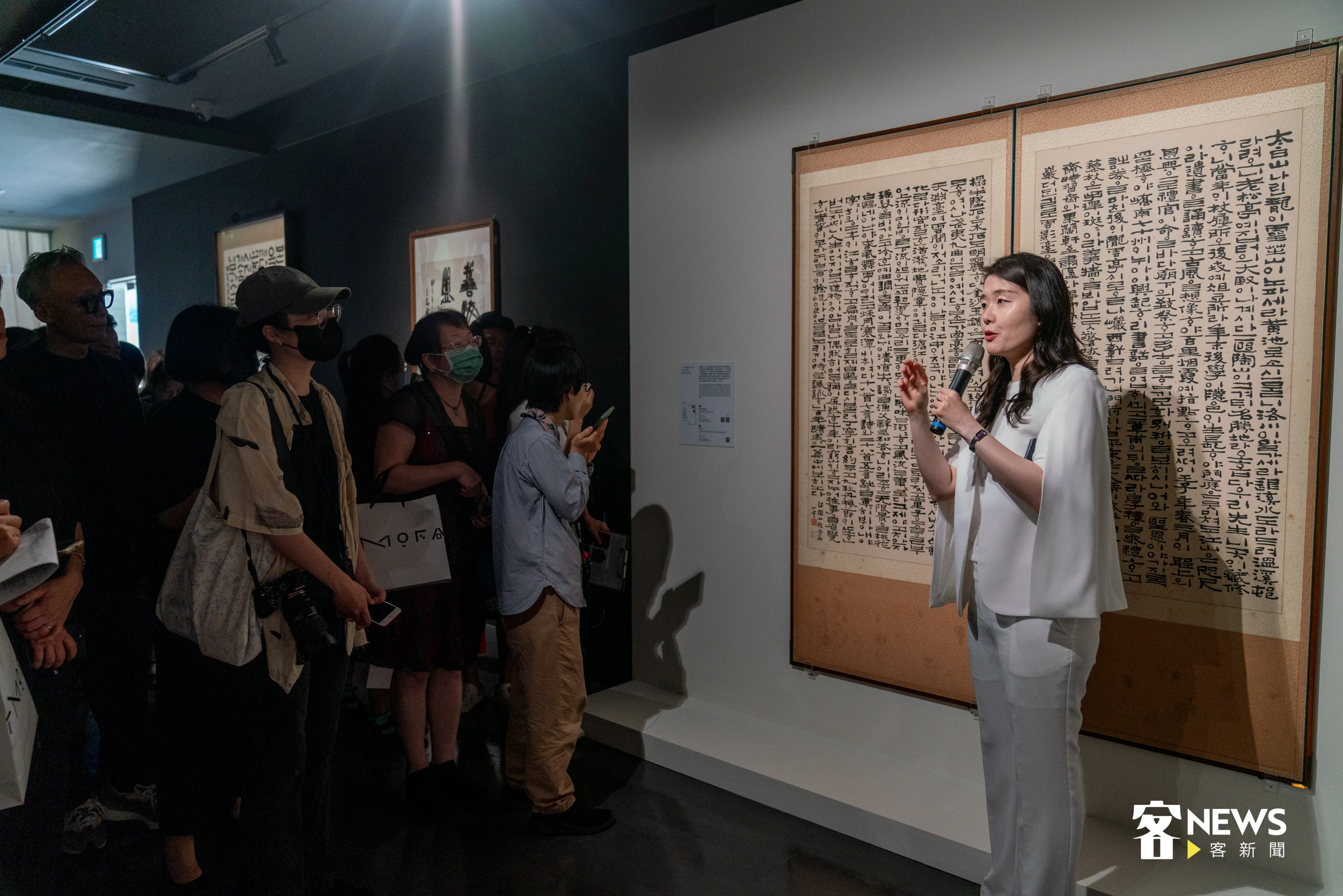 策展人裴原正(右)親自導覽4大展區。洪俊傑攝