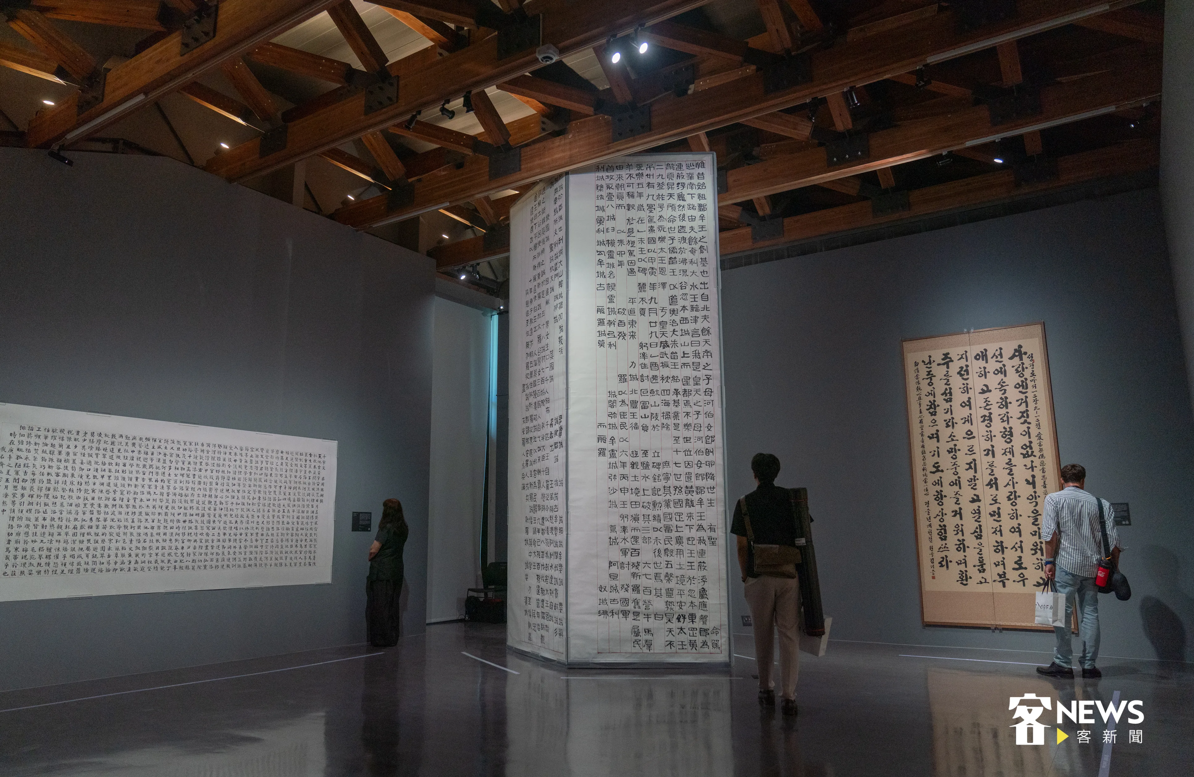 第一展區「書如其人」巨大的書藝作品,讓參觀民眾第一眼就能看見,精湛書法之作。洪俊傑攝