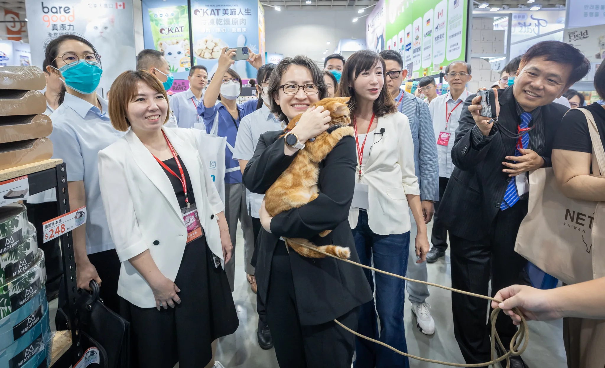 蕭美琴在寵物展現場，熟練抱起貓咪。總統府提供
