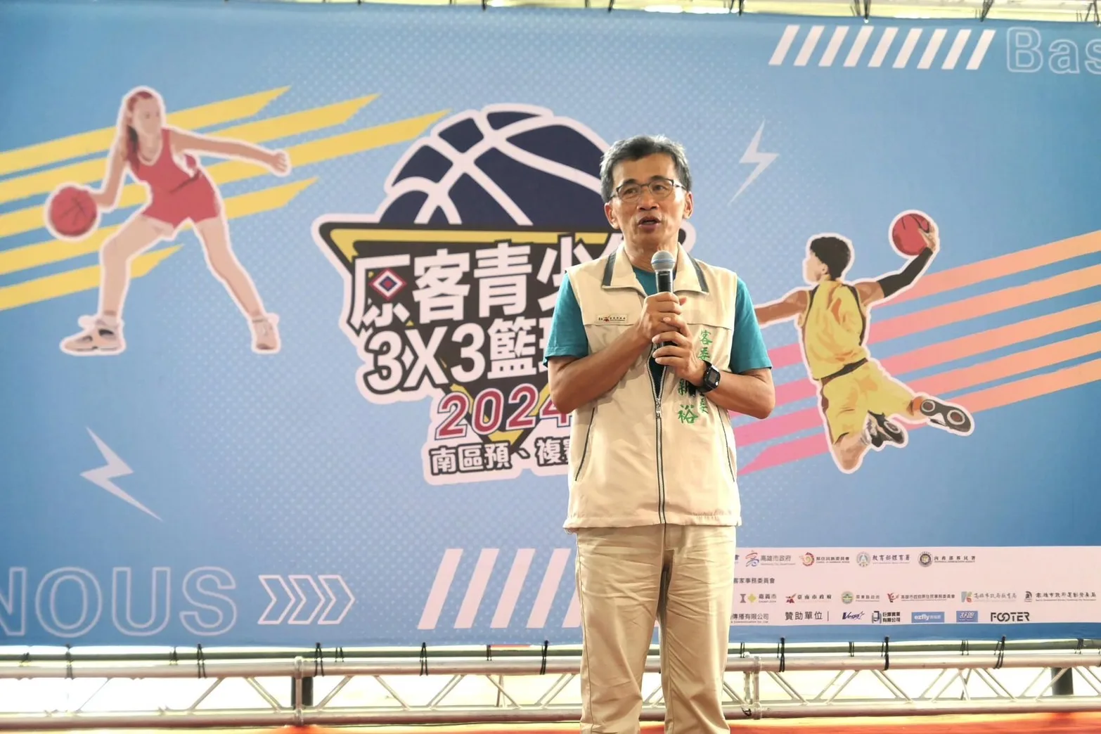 台南市客委會主陳新裕昨7月4日在「2024原客青少年三對三籃球賽」南區預複賽致詞。圖/中央客委會