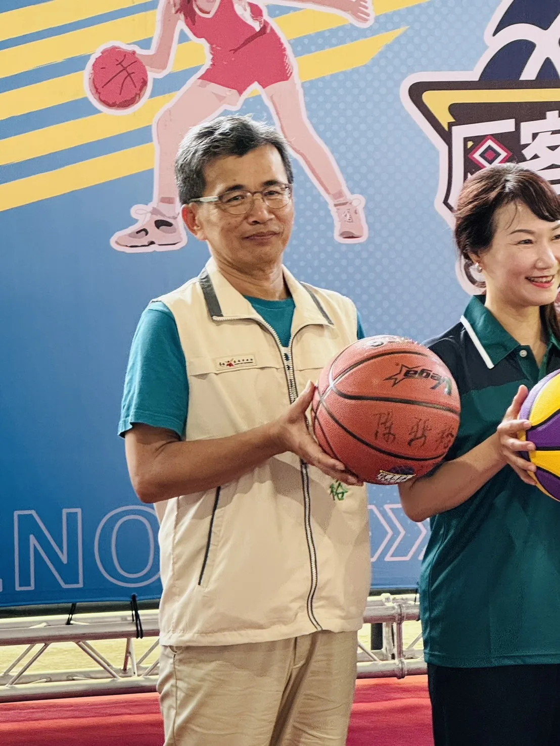 台南市客委會主委陳新裕於2024原客三對三籃球賽的紀念籃球上簽名。圖/南市客客委會提供
