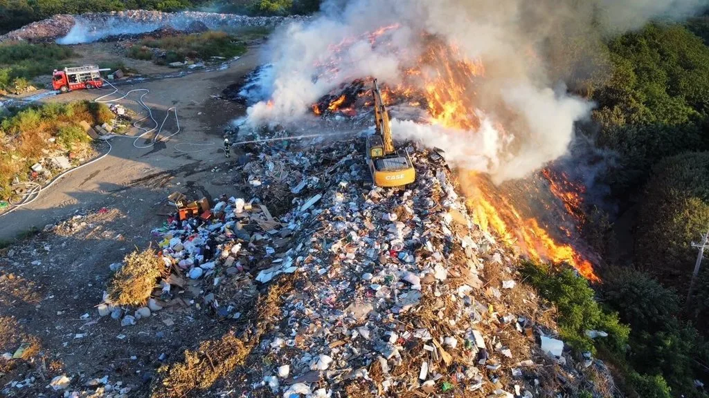 苗栗市西山垃圾掩埋場7日凌晨發生火警，苗栗縣政府消防局獲報派遣大批人力前往灌救，現場火勢延燒約1公頃。民眾提供