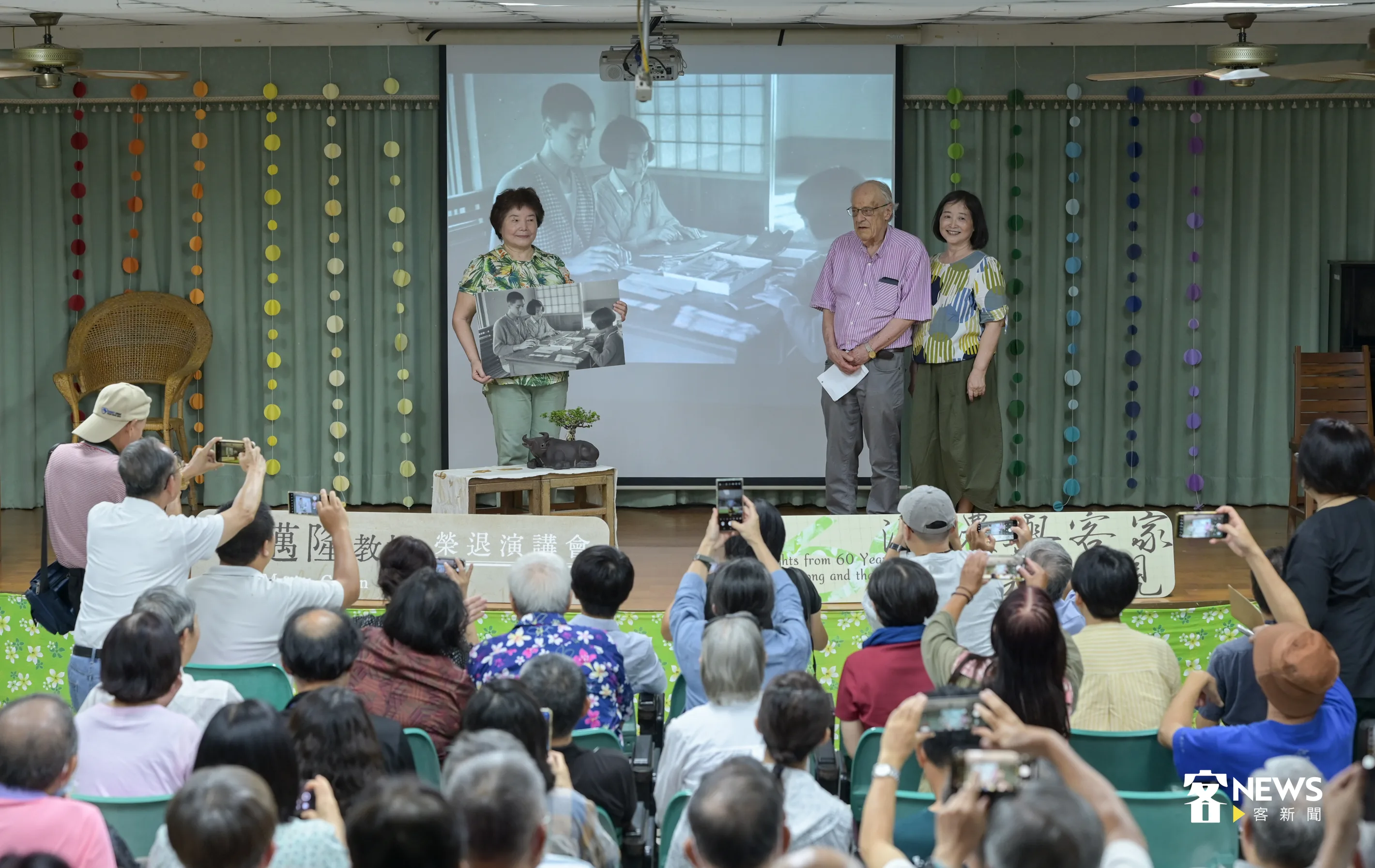 大會也邀請昔日被孔邁隆拍攝的姐妹花,上台合影。洪俊傑攝