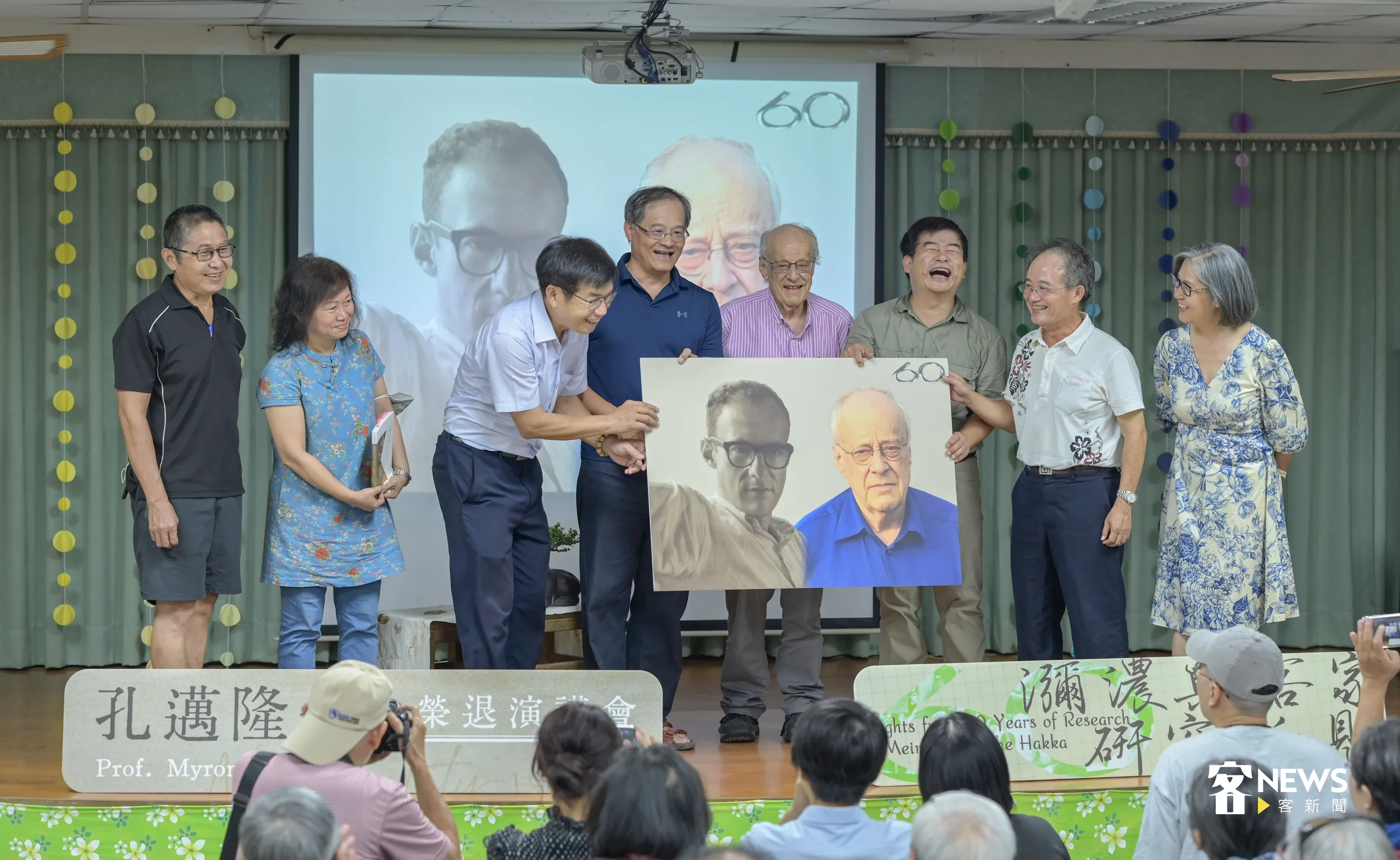 大會邀請1964年4出生的美濃子弟與孔邁隆,上台合影。洪俊傑攝