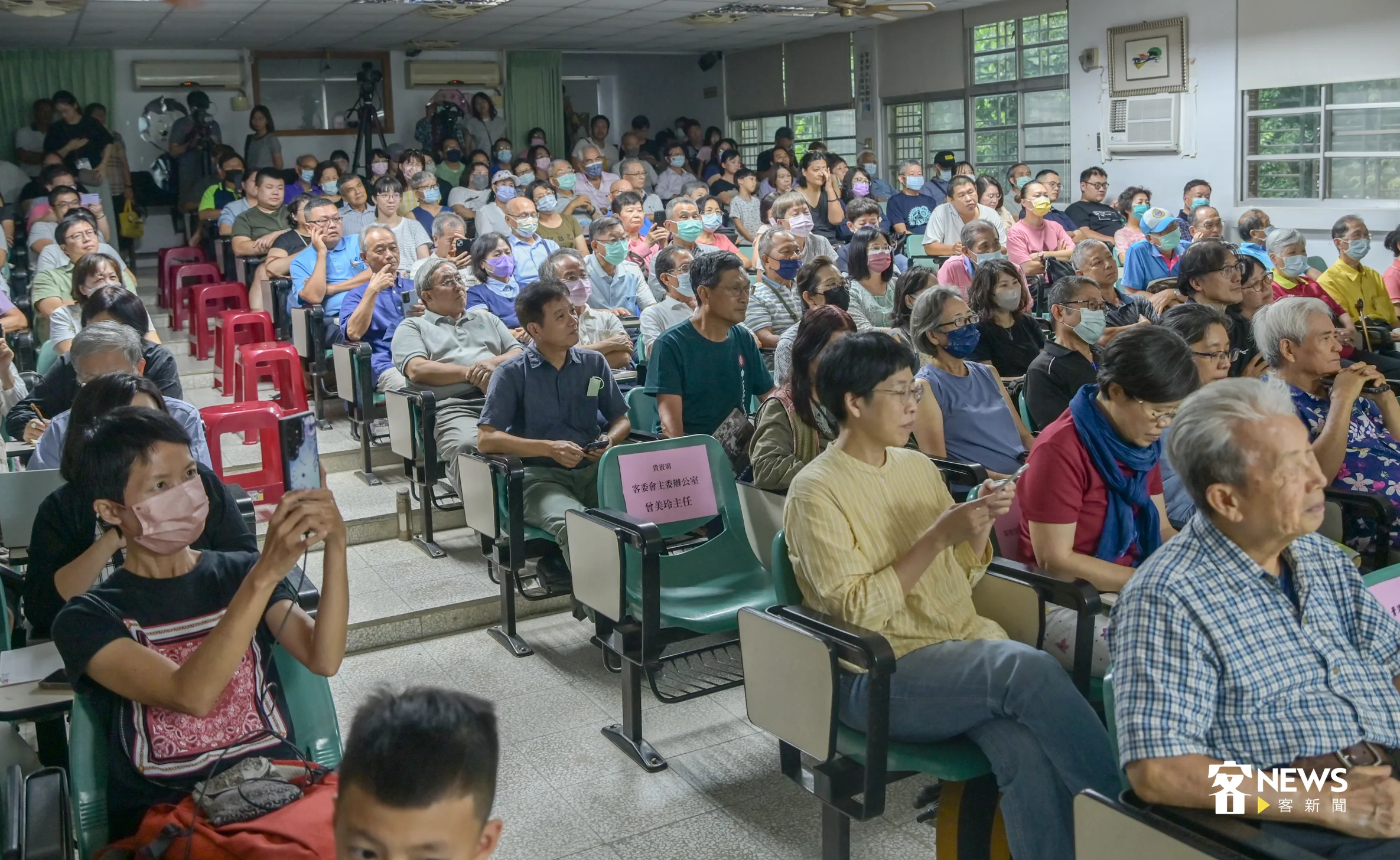 孔邁隆退休演講,現場湧入近200人座無虛席,由此可見孔邁隆在美濃如此受歡迎。洪俊傑攝