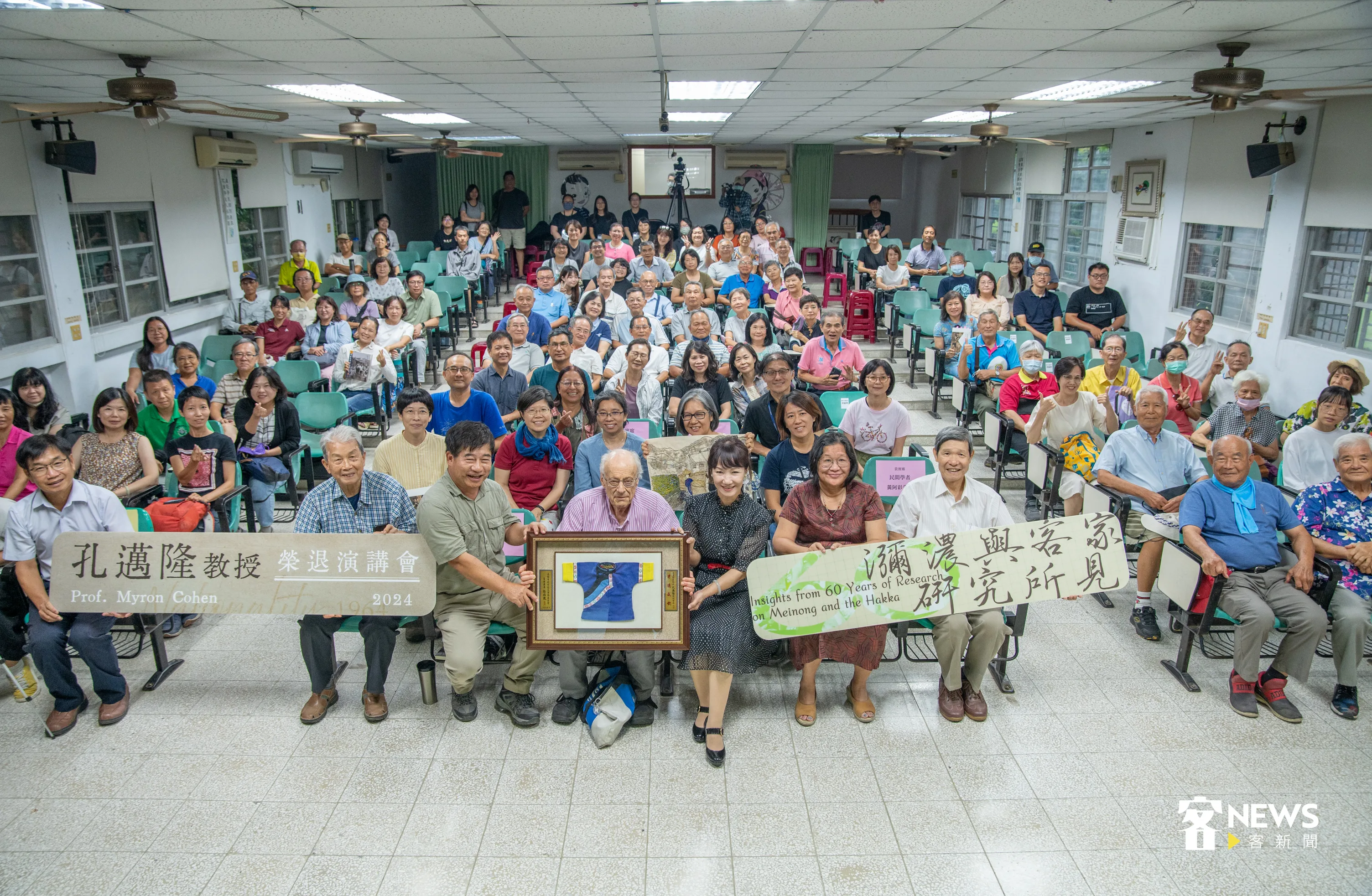 高雄市客委會致贈美濃藍衫裱框給孔邁隆,為今天演講劃下圓滿句點。洪俊傑攝