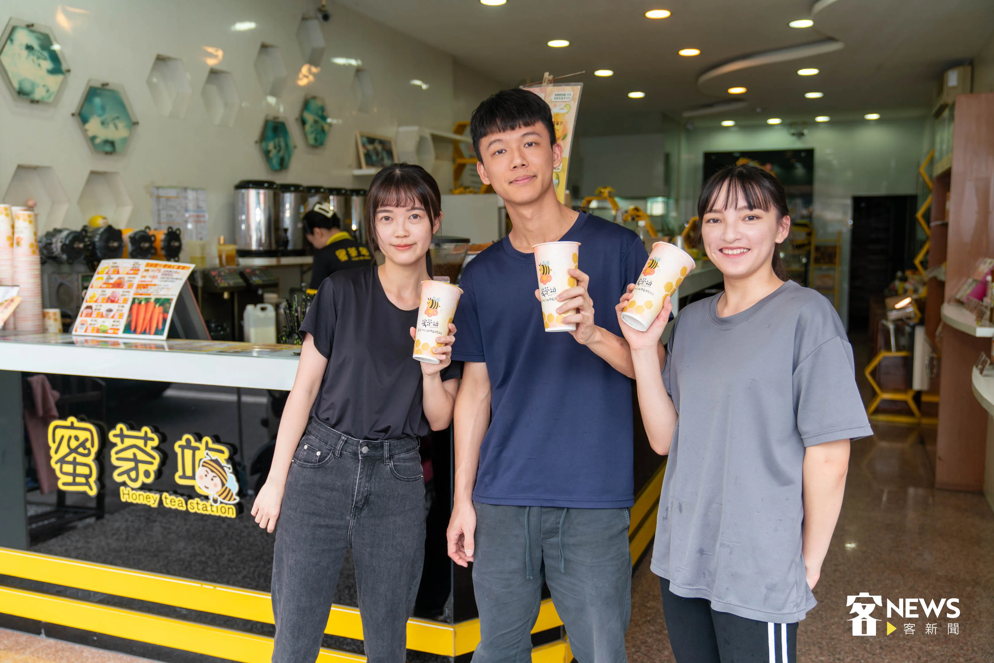 年僅20多歲的李家三姐弟Winne(左)、曾曾(右)與Kevin(中)已開始協助經營傳承百年的養蜂事業。范修語攝