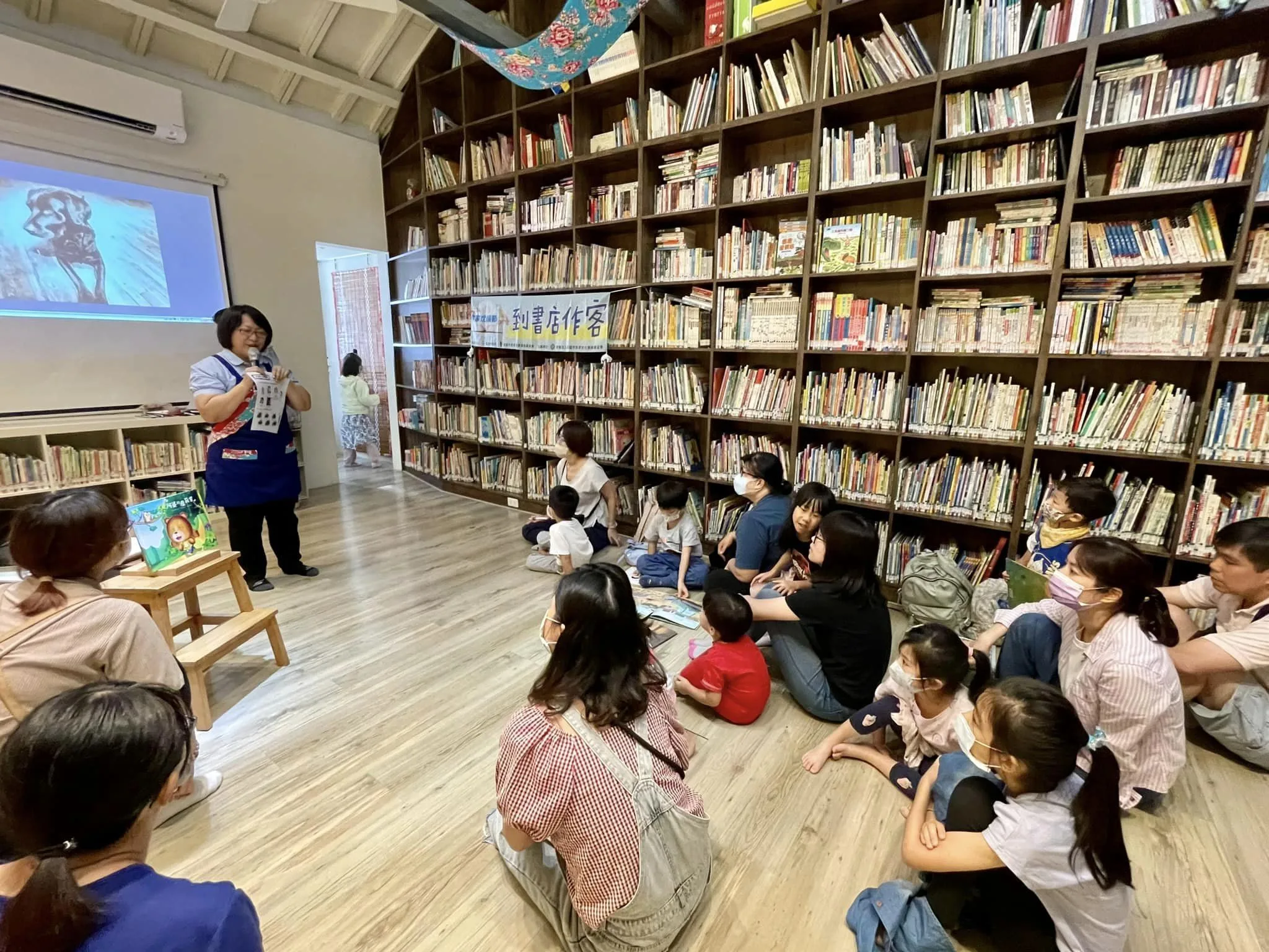 林昕頤老師教大家用客語說「阿婆」、「伯公」,使親子間增加使用客語的機會。翻攝高雄市客家文化事務基金會臉書