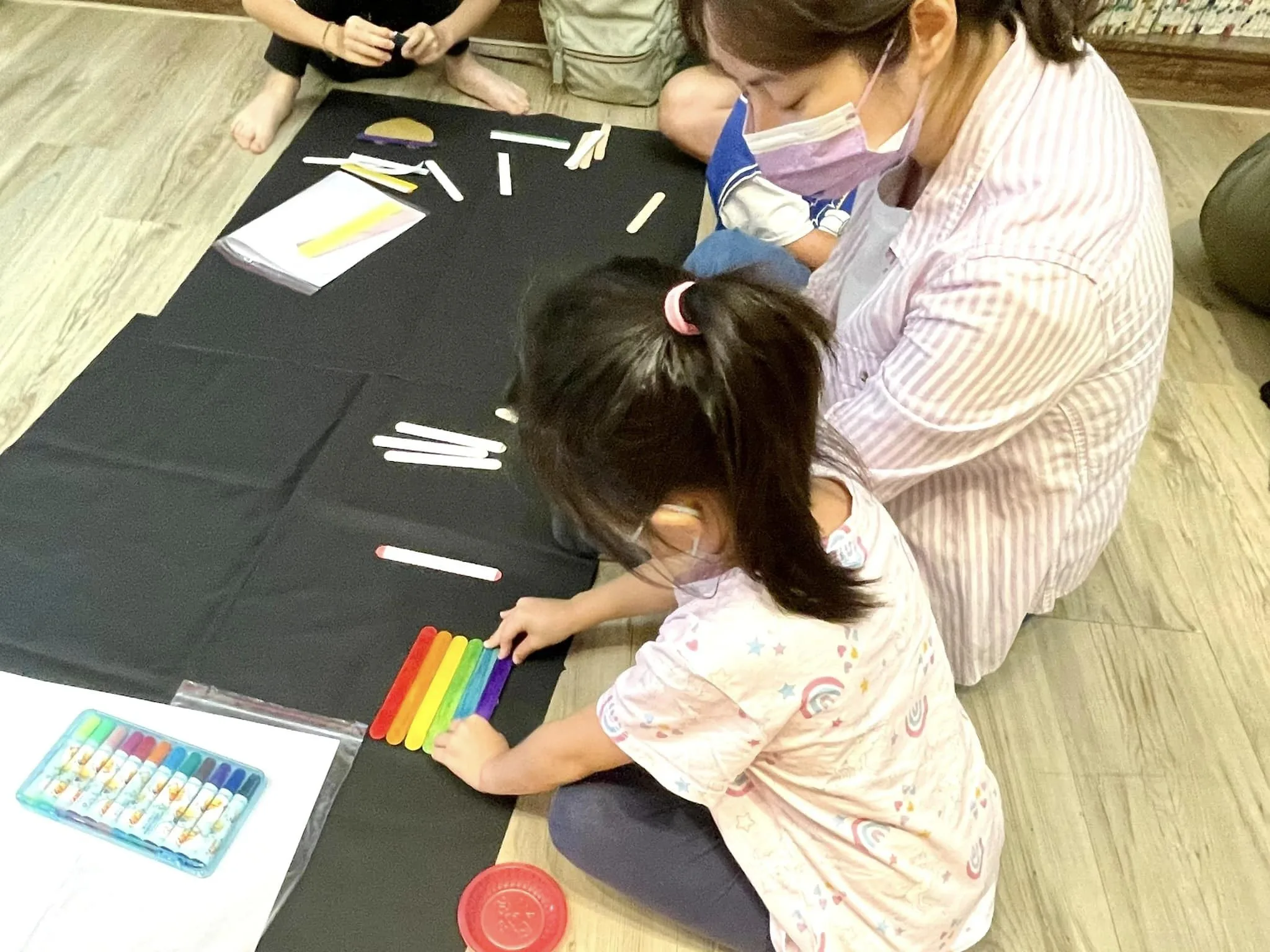 小朋友們在手工藝製作中學習手眼協調。翻攝高雄市客家文化事務基金會臉書