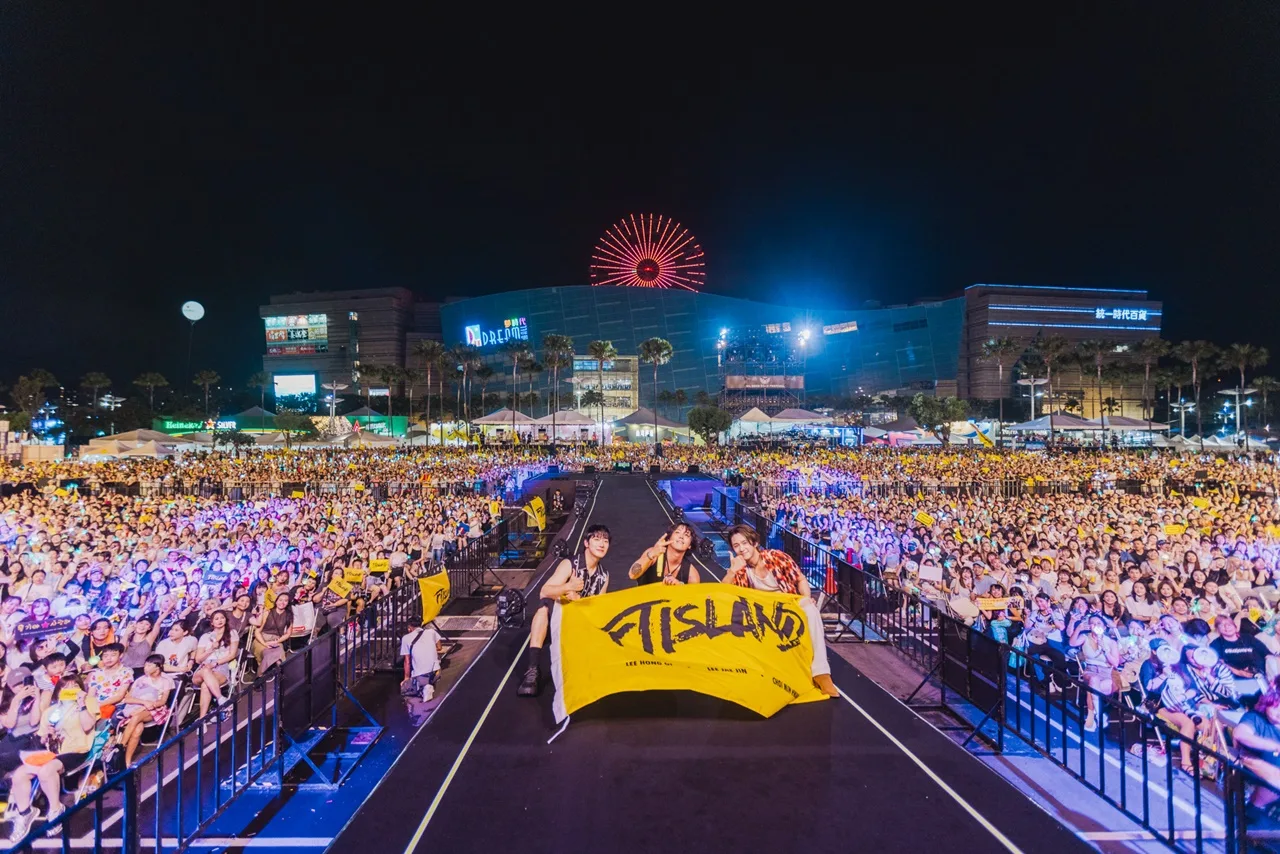 高雄啤酒音樂節首日，邀請韓團FTISLAND開唱多首經典曲，演出結束和台下粉絲合影。高雄市經發局提供