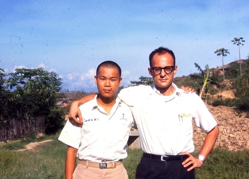 羅禎祥(左)與孔邁隆60年前合影。張二文提供
