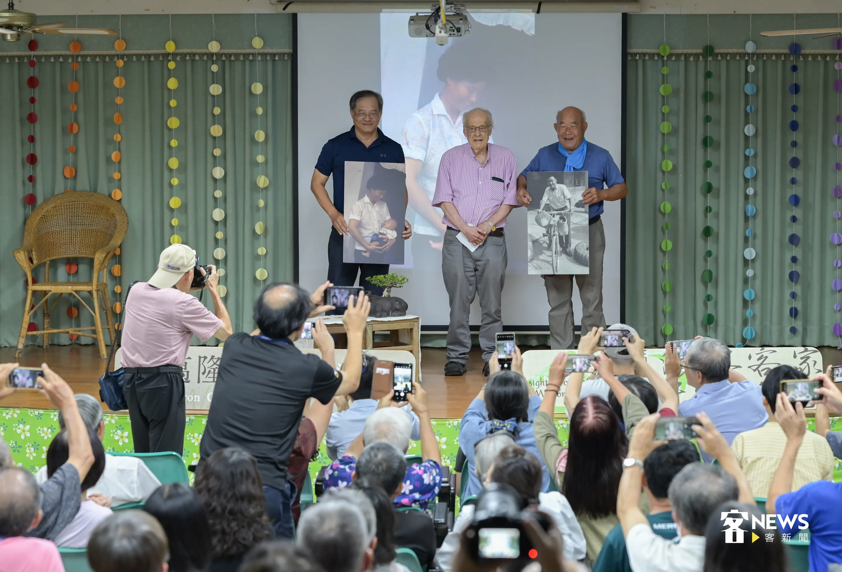 羅禎祥(左1戴帽子拍攝者),手持相機記錄孔邁隆演講活動。洪俊傑攝
