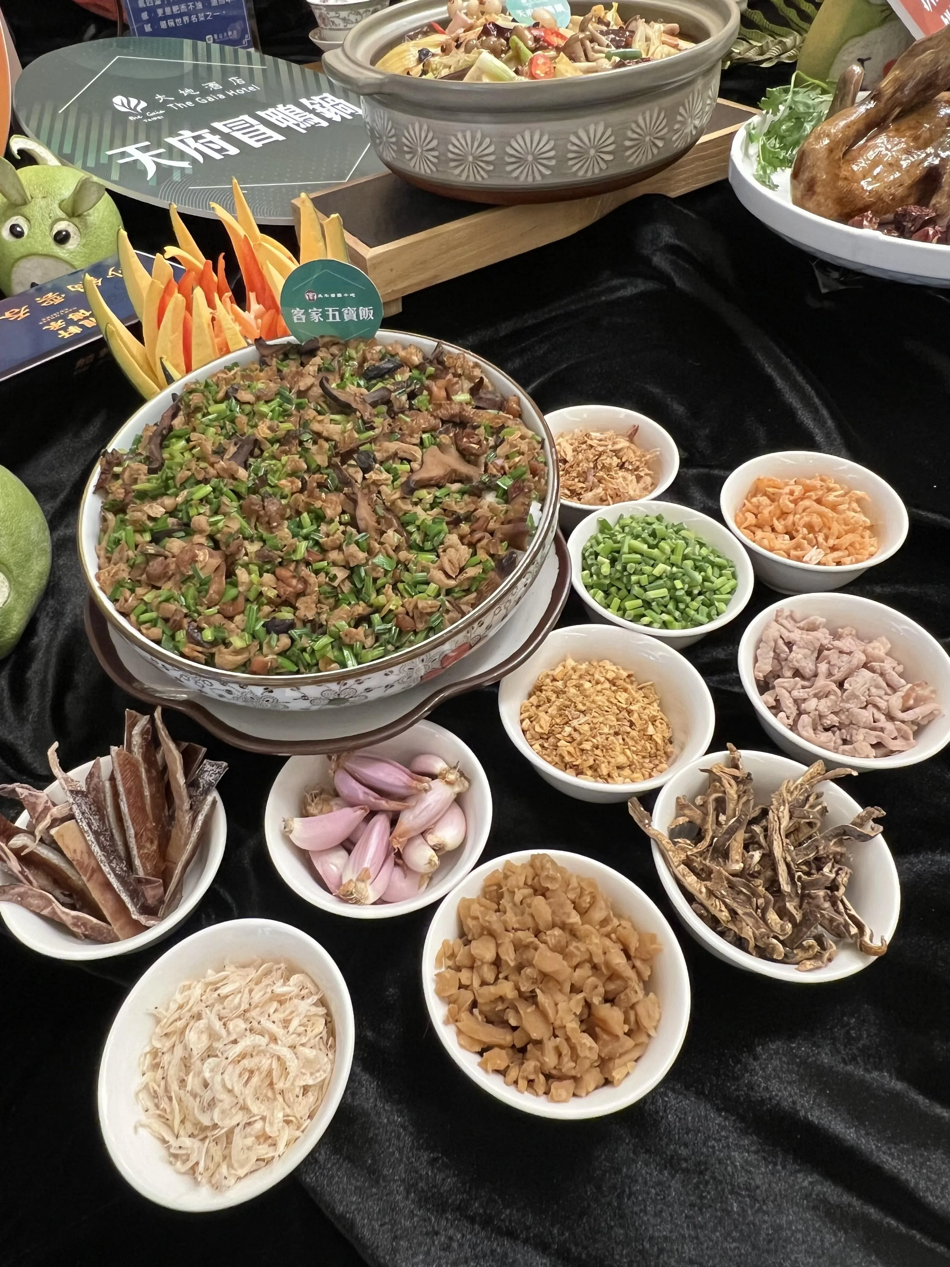 林昇偉的招牌菜「客家五寶飯」獲「亞太年度十大名菜點」殊榮。台中市政府提供