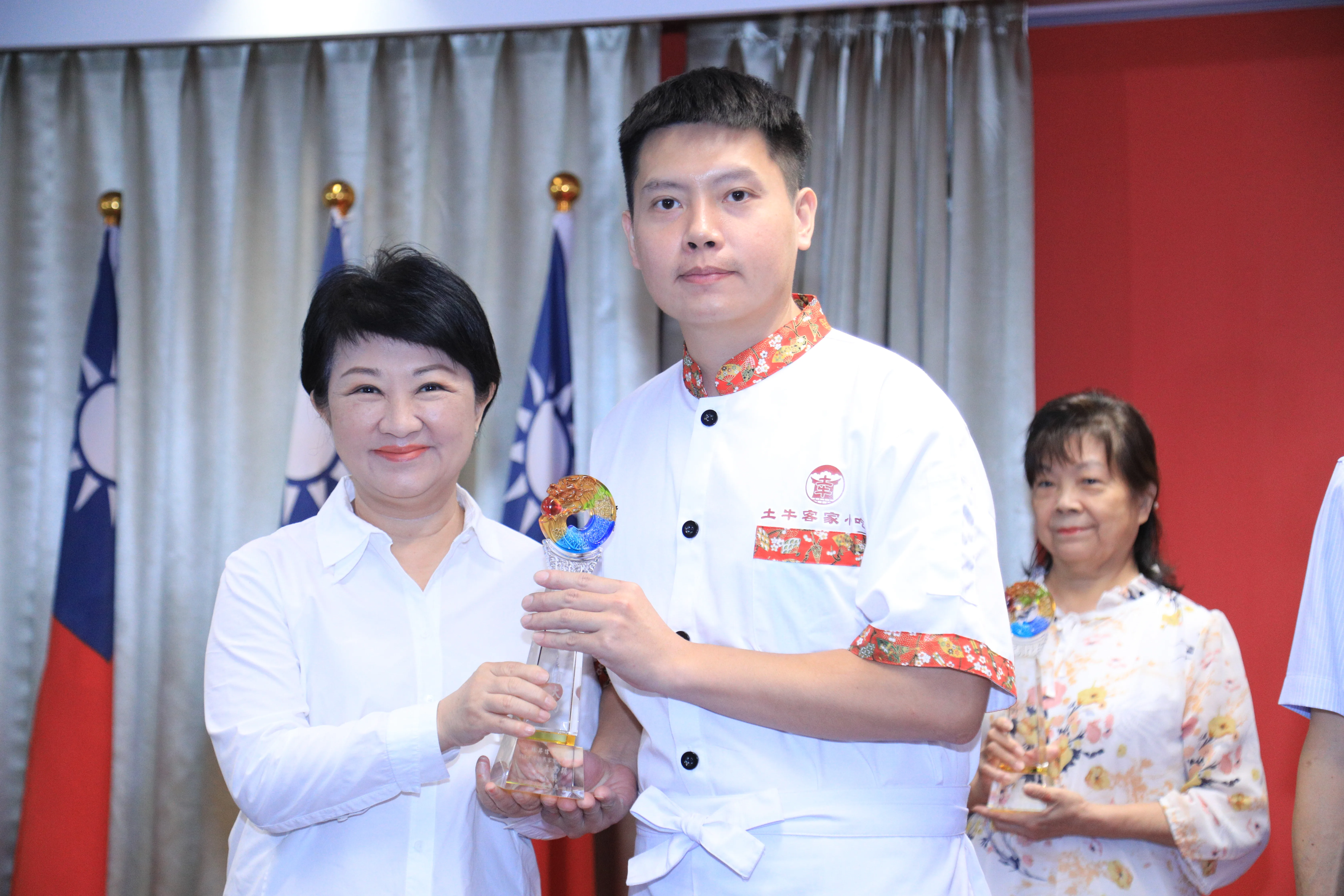文創產業類個人獎得獎者林昇偉(右)和台中市長盧秀燕(左)合影。台中市政府提供