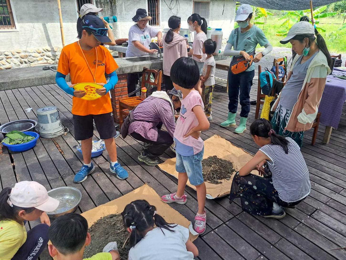 「宜蘭有客」暑期育樂營搭配農事體驗，激發學生對客家文化與客語的熱情。鄧采妍攝