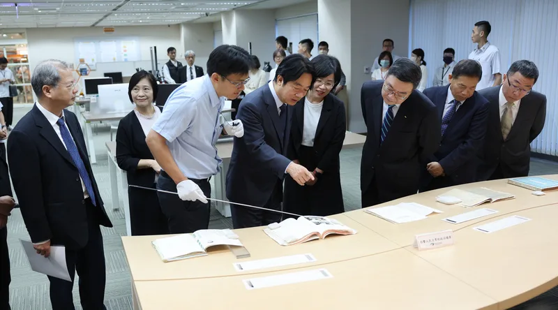 總統賴清德與行政院長卓榮泰等人觀看政治檔案。中央社