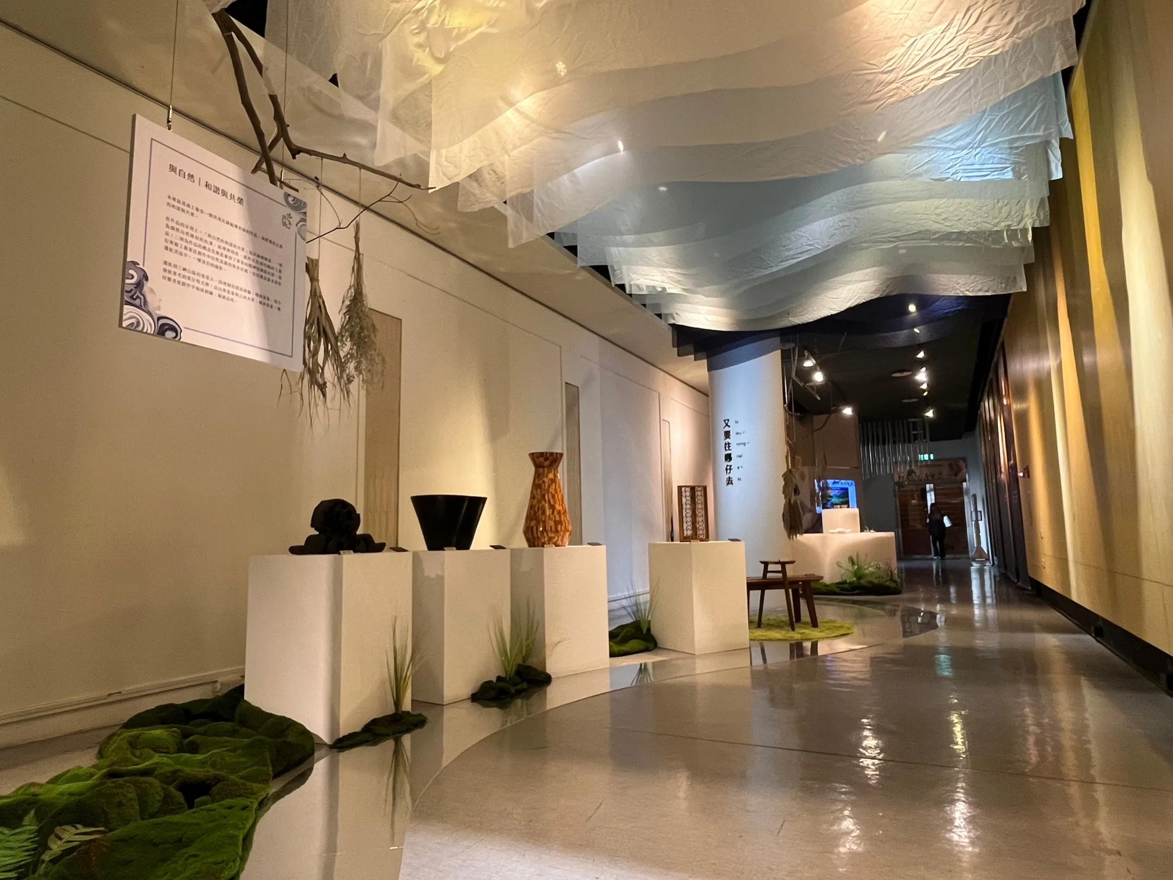 結合木藝與複合媒彩展出新北客家精神與文化。新北市政府客委會提供