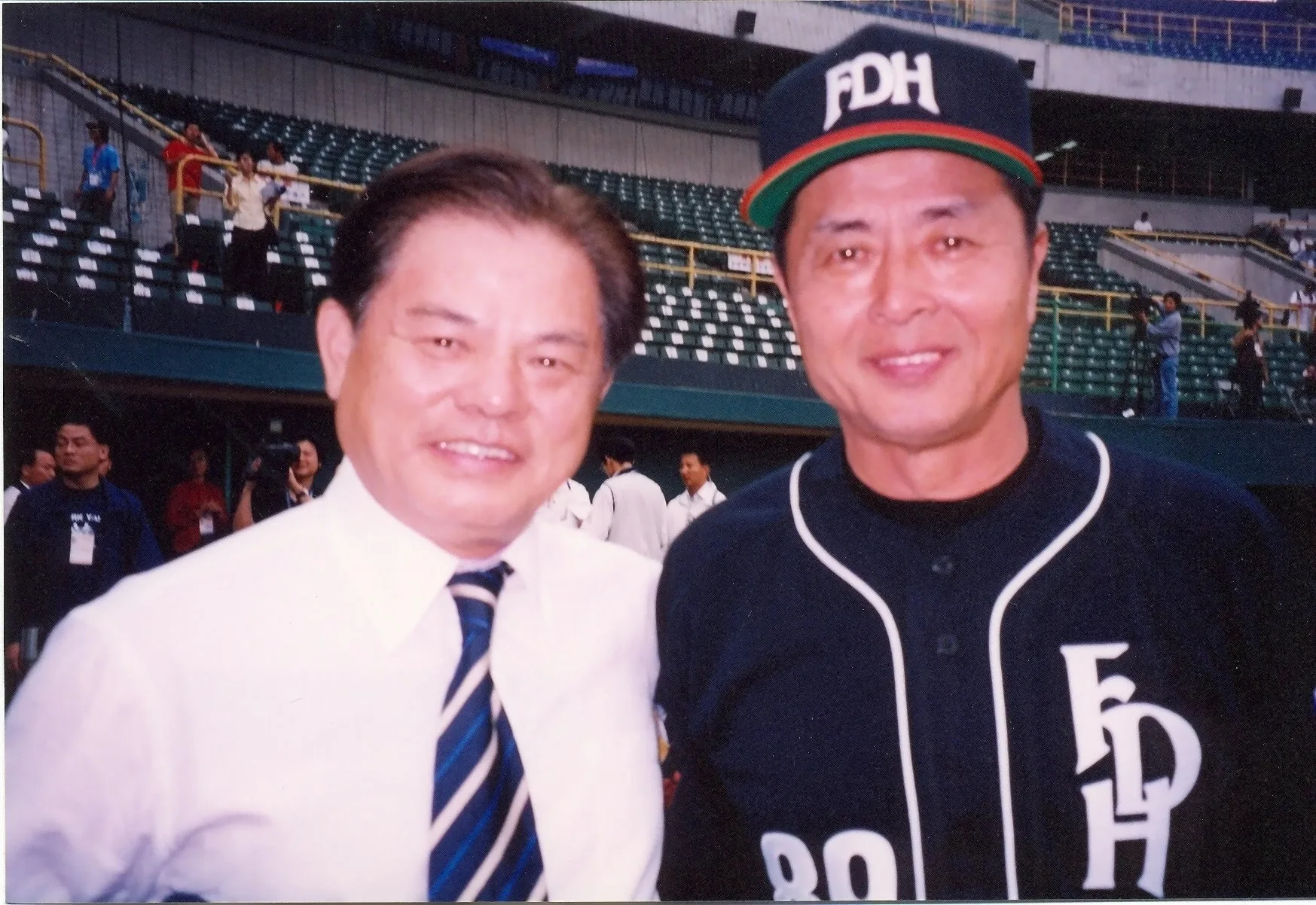 彭誠浩與擔任大榮鷹隊監督時的王貞治（右）合影。彭誠浩提供