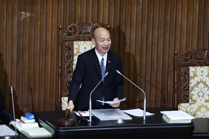立法院會16日深夜由院長韓國瑜敲槌宣布三讀通過新住民基本法。中央社