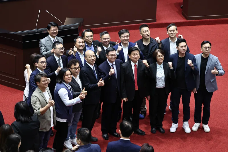 立法院第11屆第一會期落幕,行政院長卓榮泰(前右5)在法案三讀後也現身議場向朝野立委致意,與立法院長韓國瑜(前右6)、國民黨團總召傅崐萁(前右4)等人合影留念。中央社