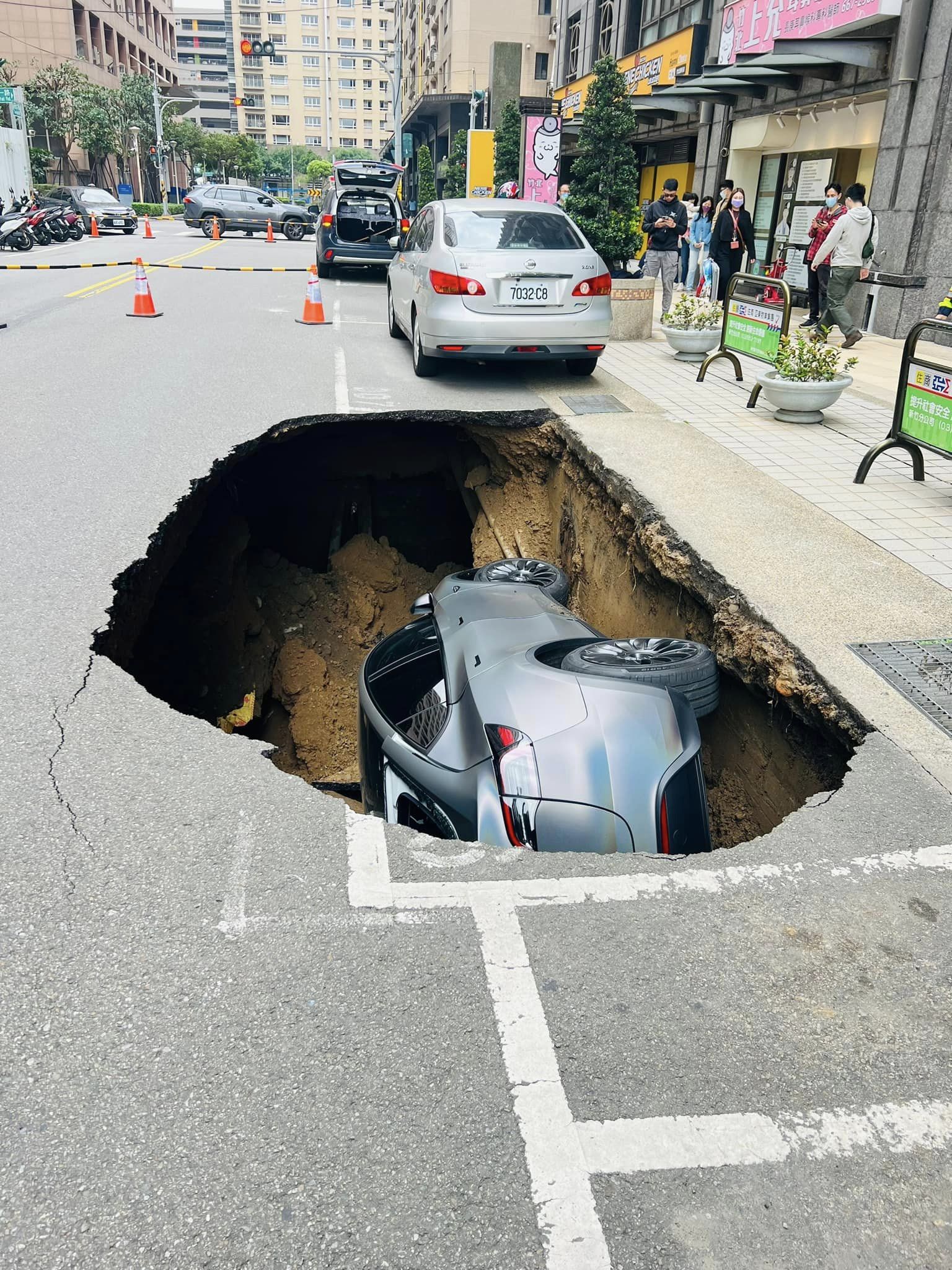 豐邑機構的豐采520建案偷工減料造成附近路面坍塌形成天坑，特斯拉車輛整個掉入。資料照片
