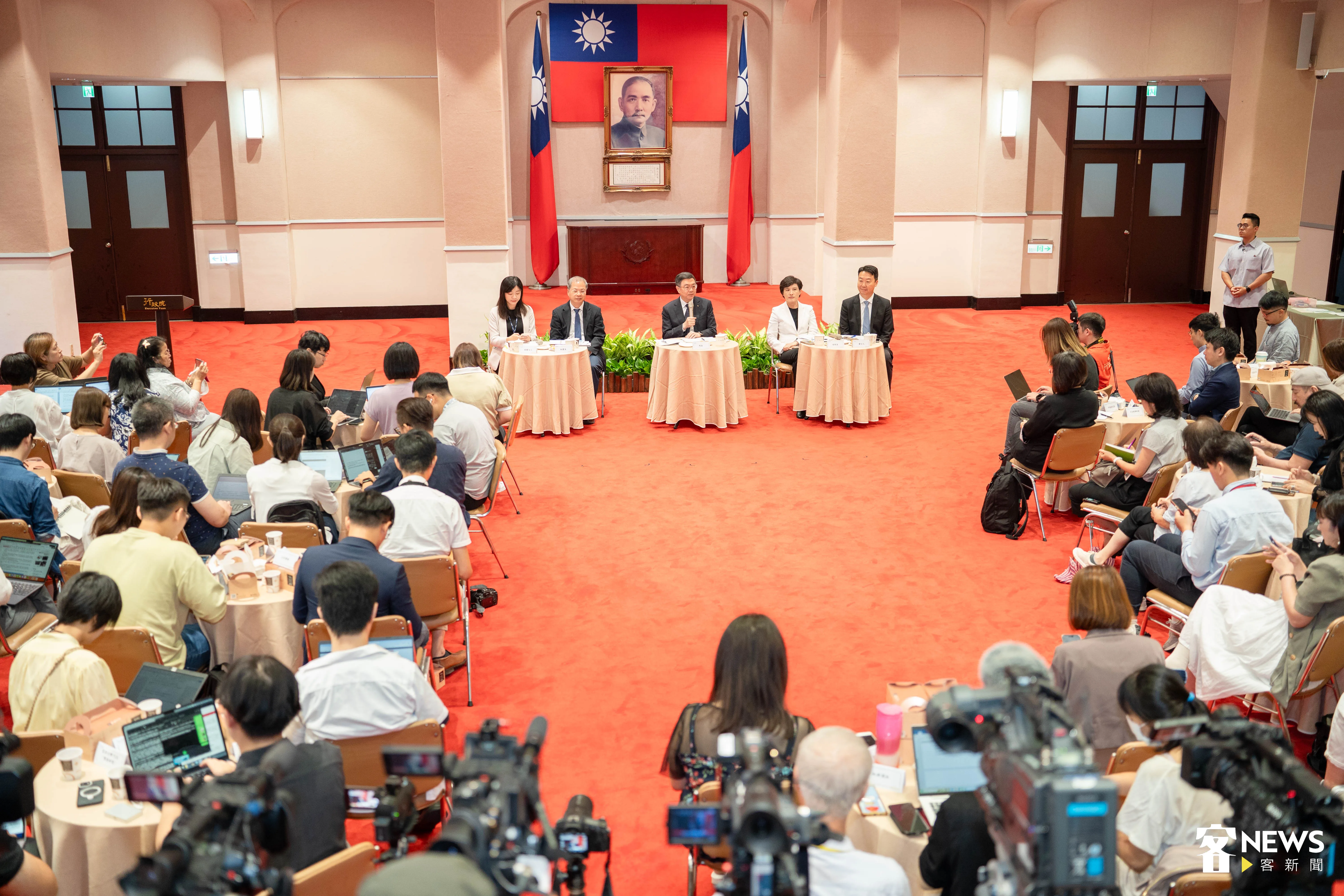 行政院今天舉辦媒體茶敘,回應最新時事議題。范修語攝