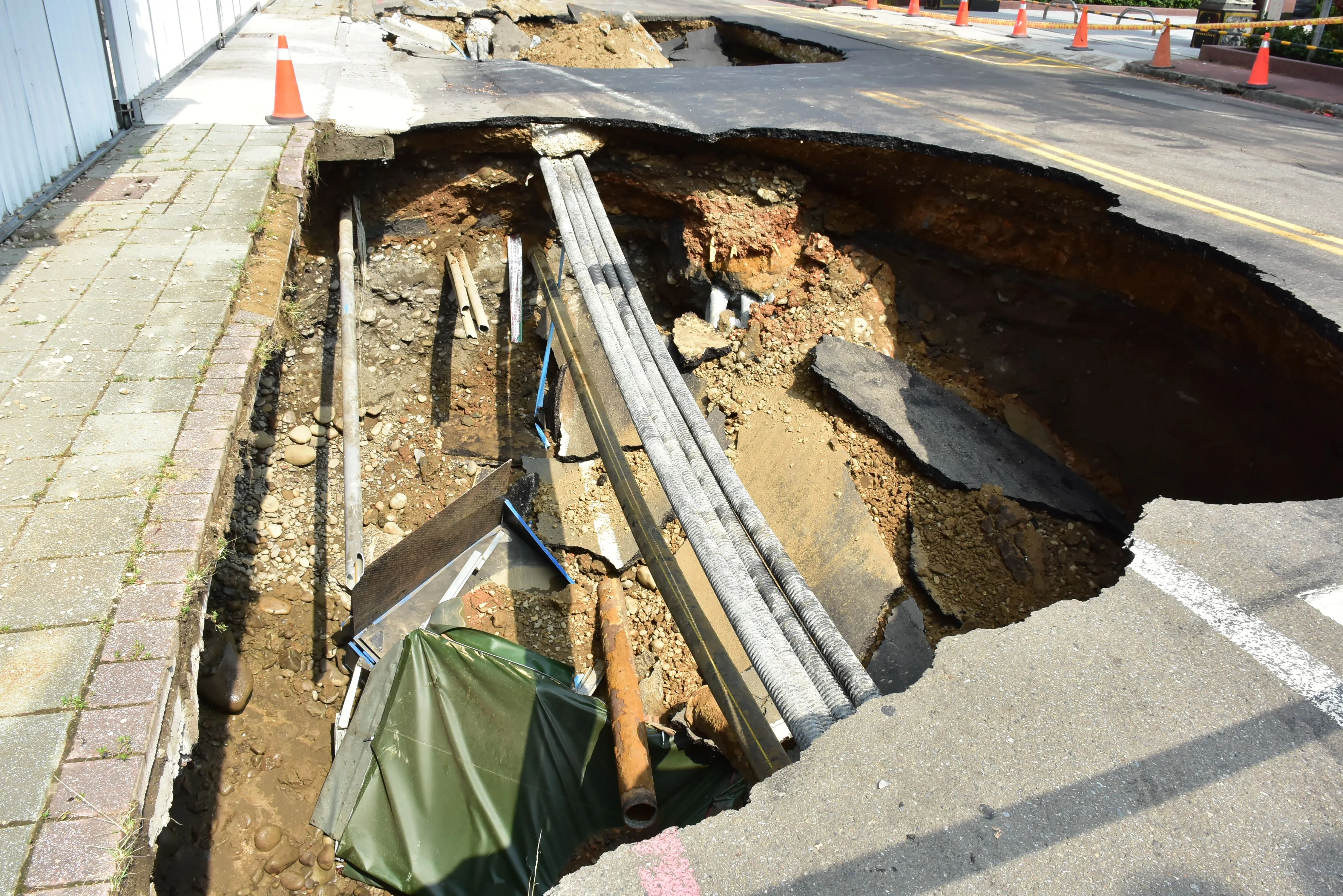 新竹縣竹北市「豐采520」建案工程自2022年起爆發多達8起天坑事件，圖為2022年7月31日天坑。新竹縣政府提供（資料照）