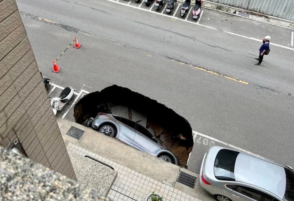 豐采520建案周遭路面於2023年4月27日出現天坑，導致一輛特斯拉陷落其中。民眾提供（資料照）