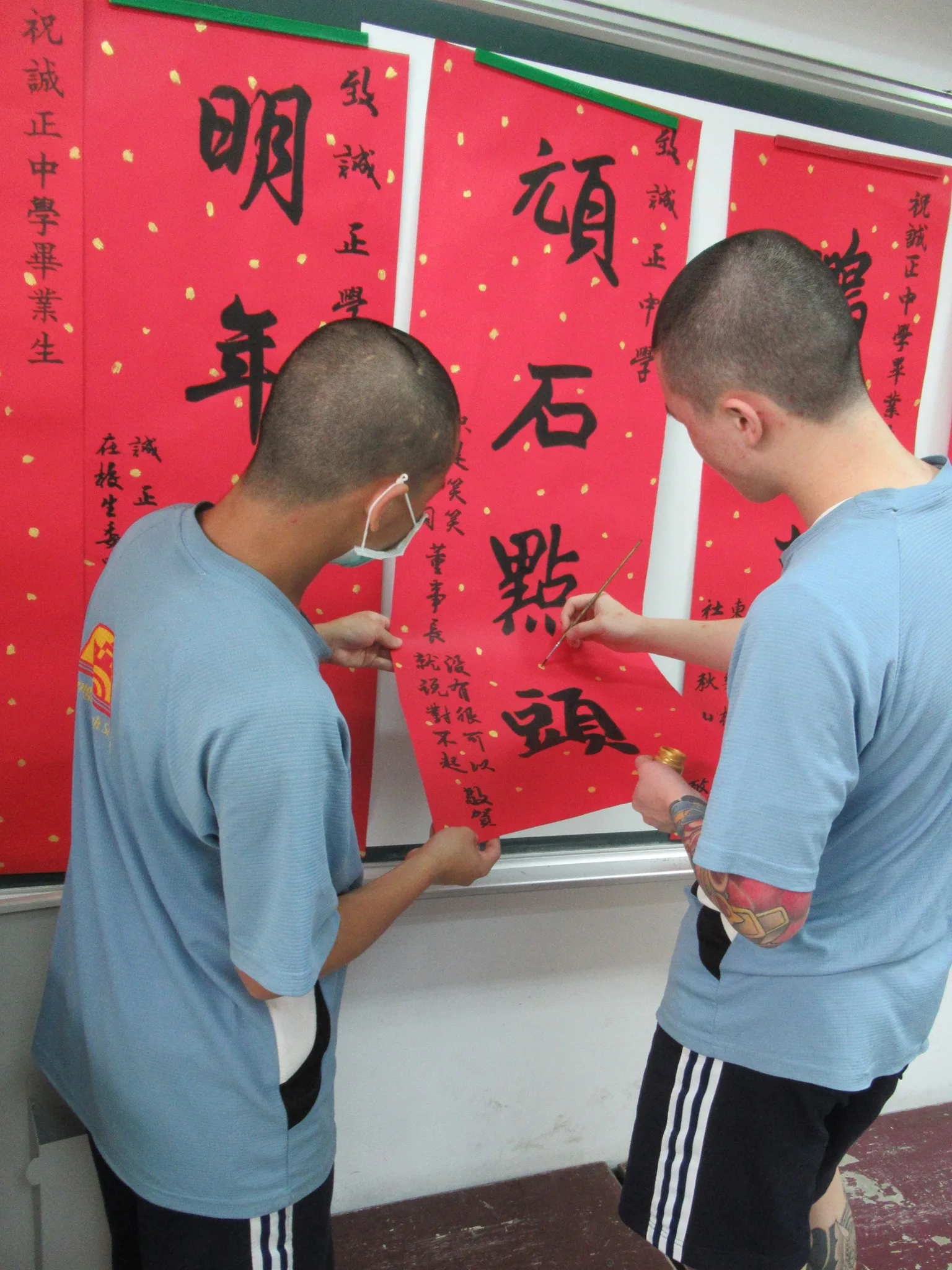 誠正中學學生們合力布置屬於自己的畢業典禮。翻攝自誠正中學臉書