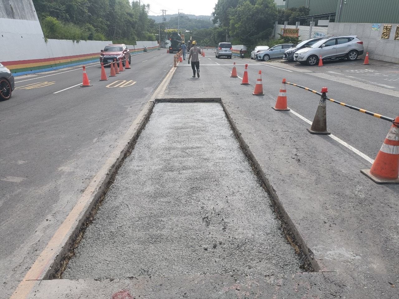 寶山鄉三峰路長期承受園區工程砂石車超負載，造成多處損壞。資料照，新竹縣政府提供